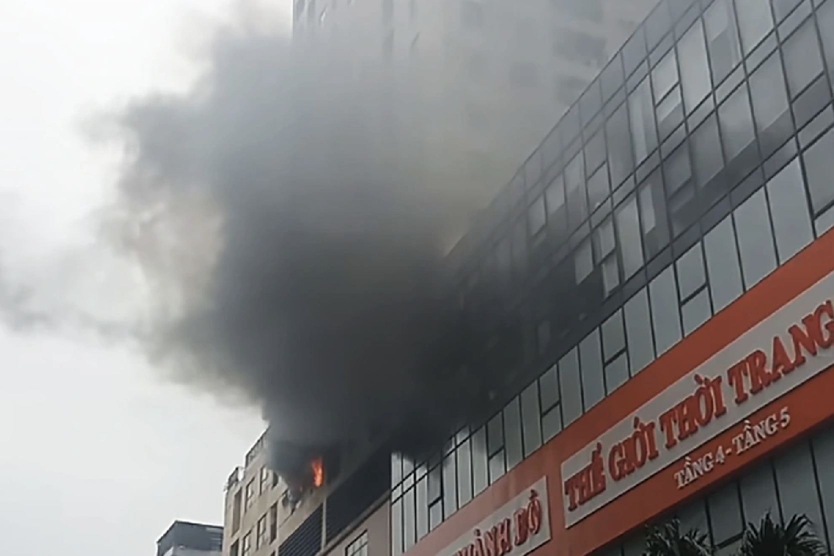 Ch&aacute;y chung cư H&agrave; Nội giữa trưa , nhiều người được giải cứu an to&agrave;n - Ảnh 1.