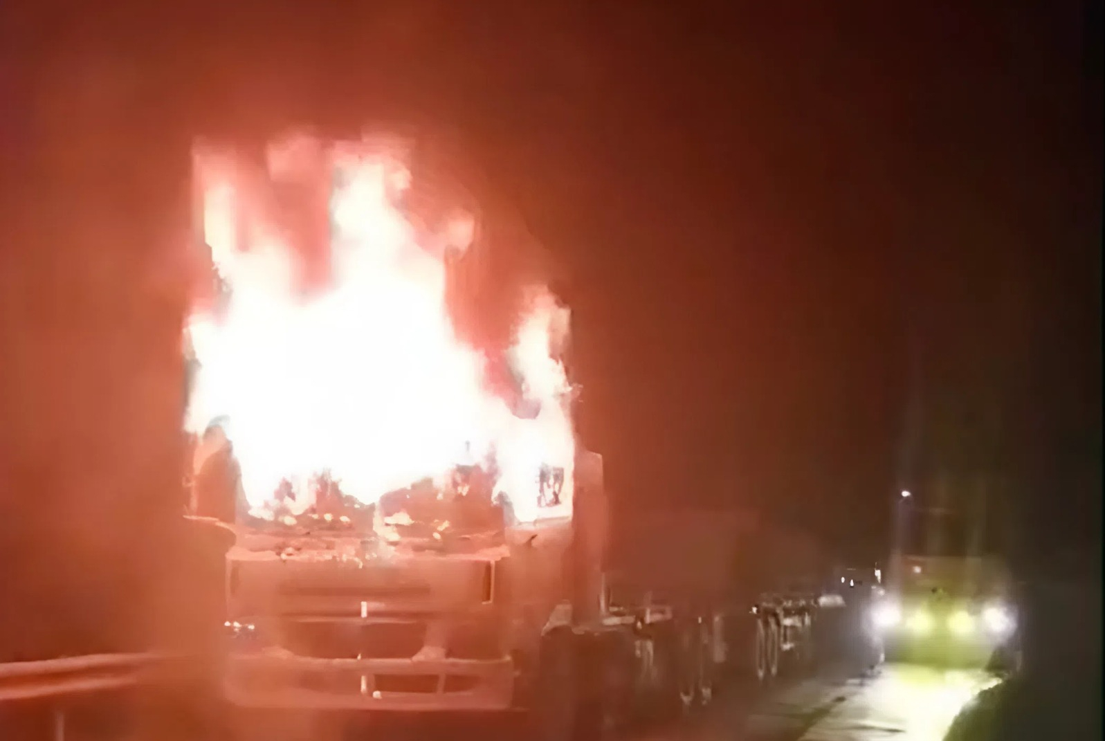 VIDEO: Lửa bao trùm xe đầu kéo đang lưu thông trên Quốc lộ 12A - Ảnh 1.