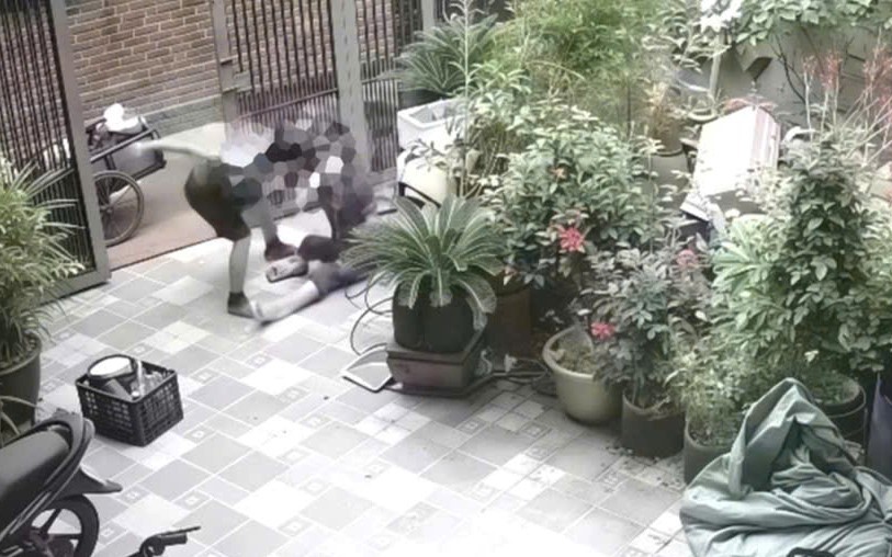 Xôn xao clip chồng đánh vợ, túm tóc kéo lê từ sân vào nhà