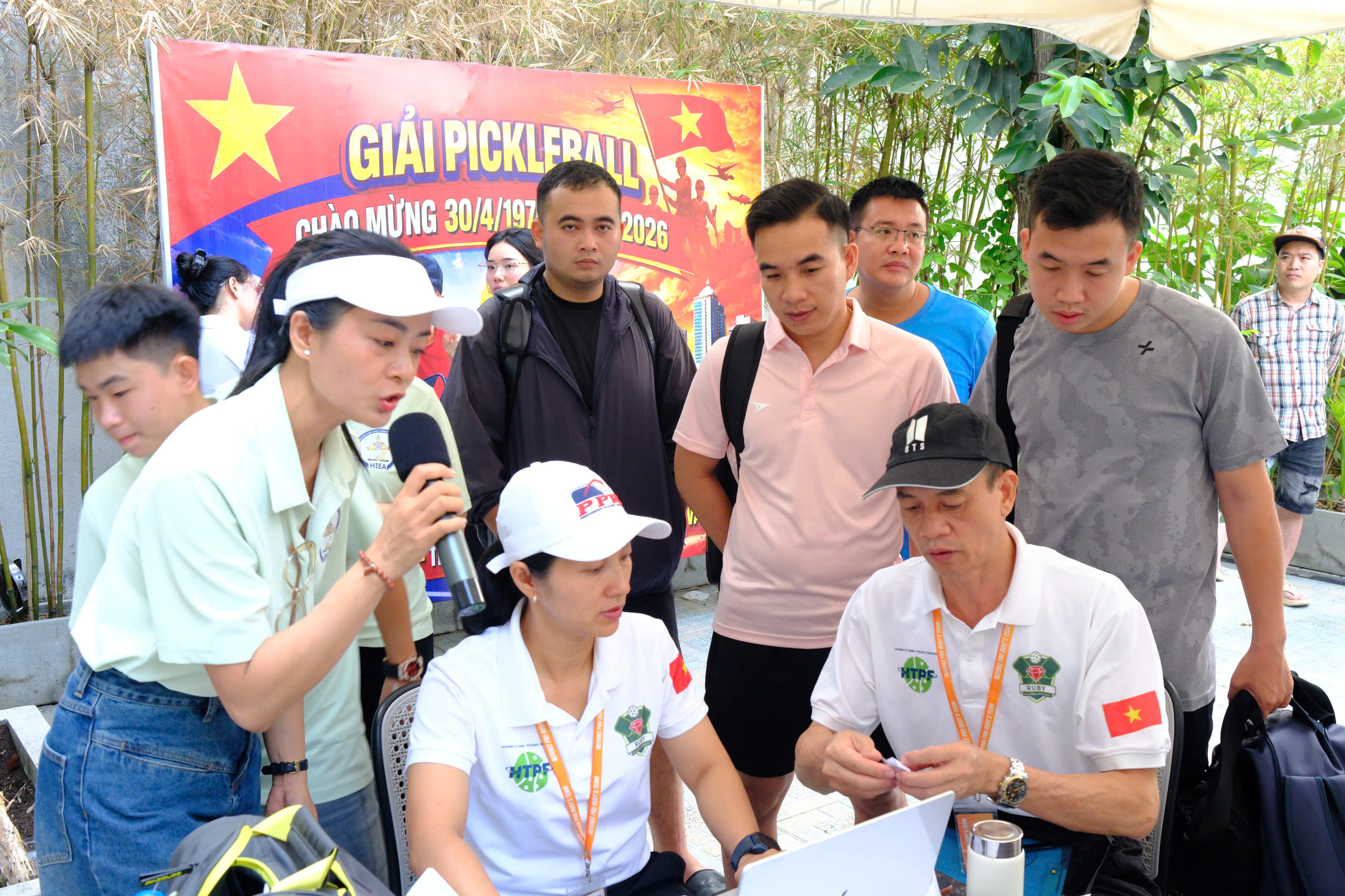 HIEA PICKLEBALL 2026: Khi doanh nh&acirc;n "ch&aacute;y" hết m&igrave;nh tr&ecirc;n s&acirc;n đấu! - Ảnh 1.
