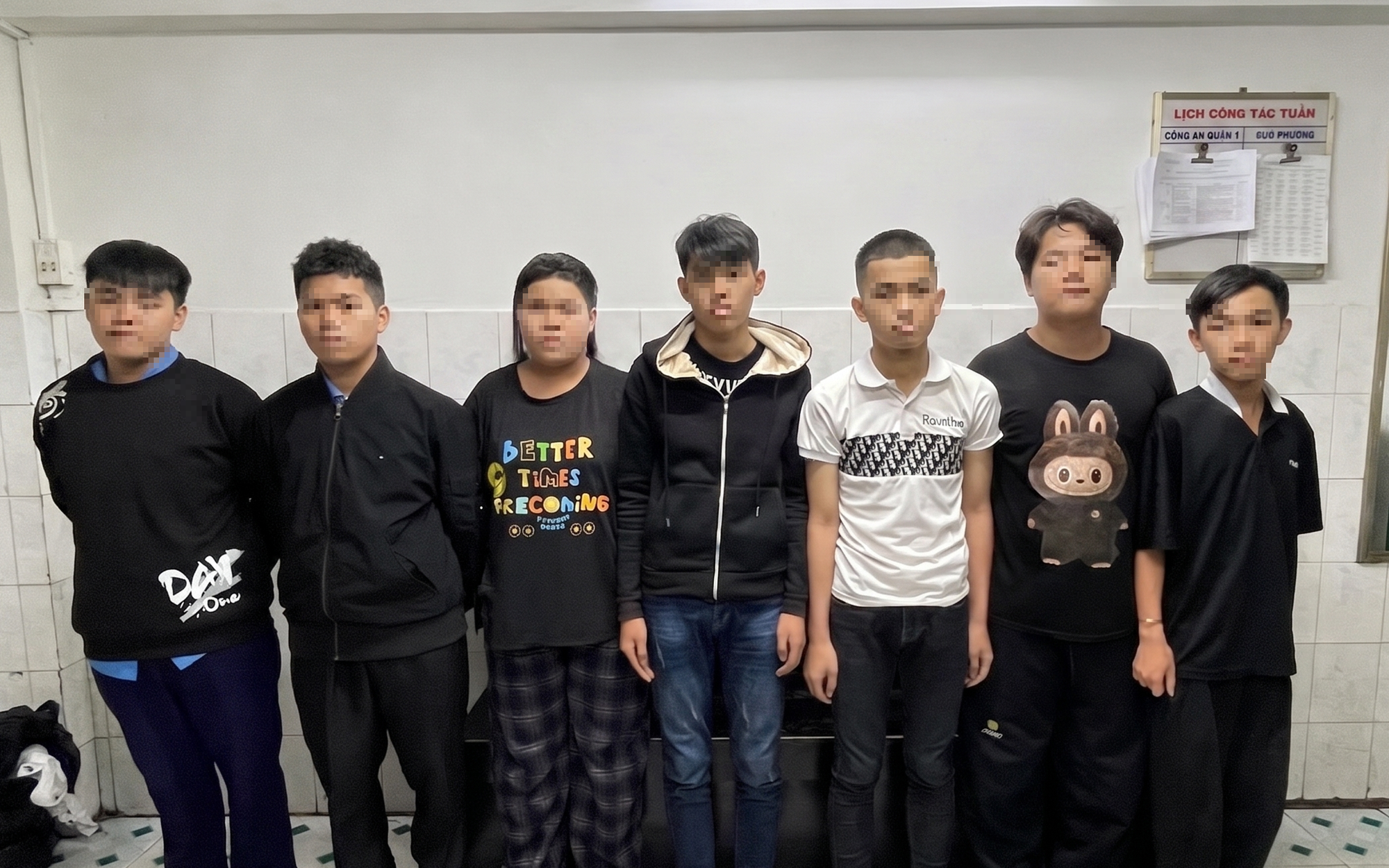 Mâu thuẫn nợ nần, nhóm thanh thiếu niên đánh nhau trước mặt hàng trăm học sinh, phụ huynh