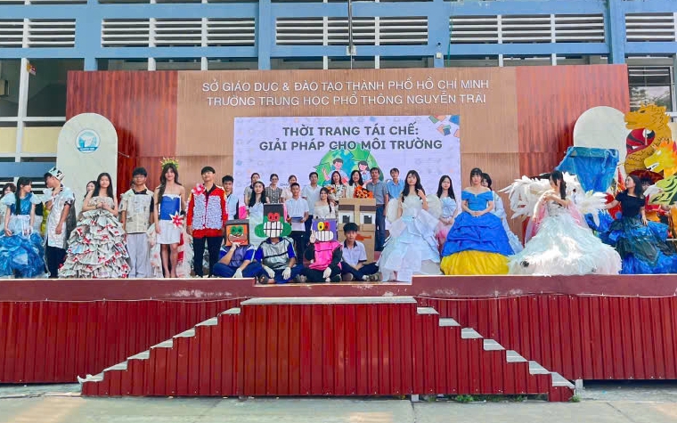 Biến rác thành “sàn diễn”: Học sinh Nguyễn Trãi gây sốt với thời trang tái chế