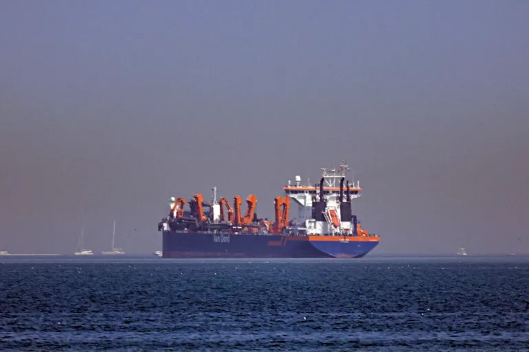 Khi Hormuz bị phong tỏa, Ả Rập Saudi gồng mình bảo vệ “cửa sau” - Ảnh 1.