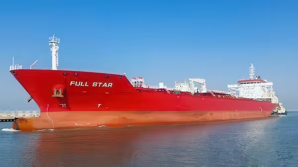 Tàu dầu Trung Quốc đầu tiên vượt vòng vây Mỹ qua eo biển Hormuz - Ảnh 2.