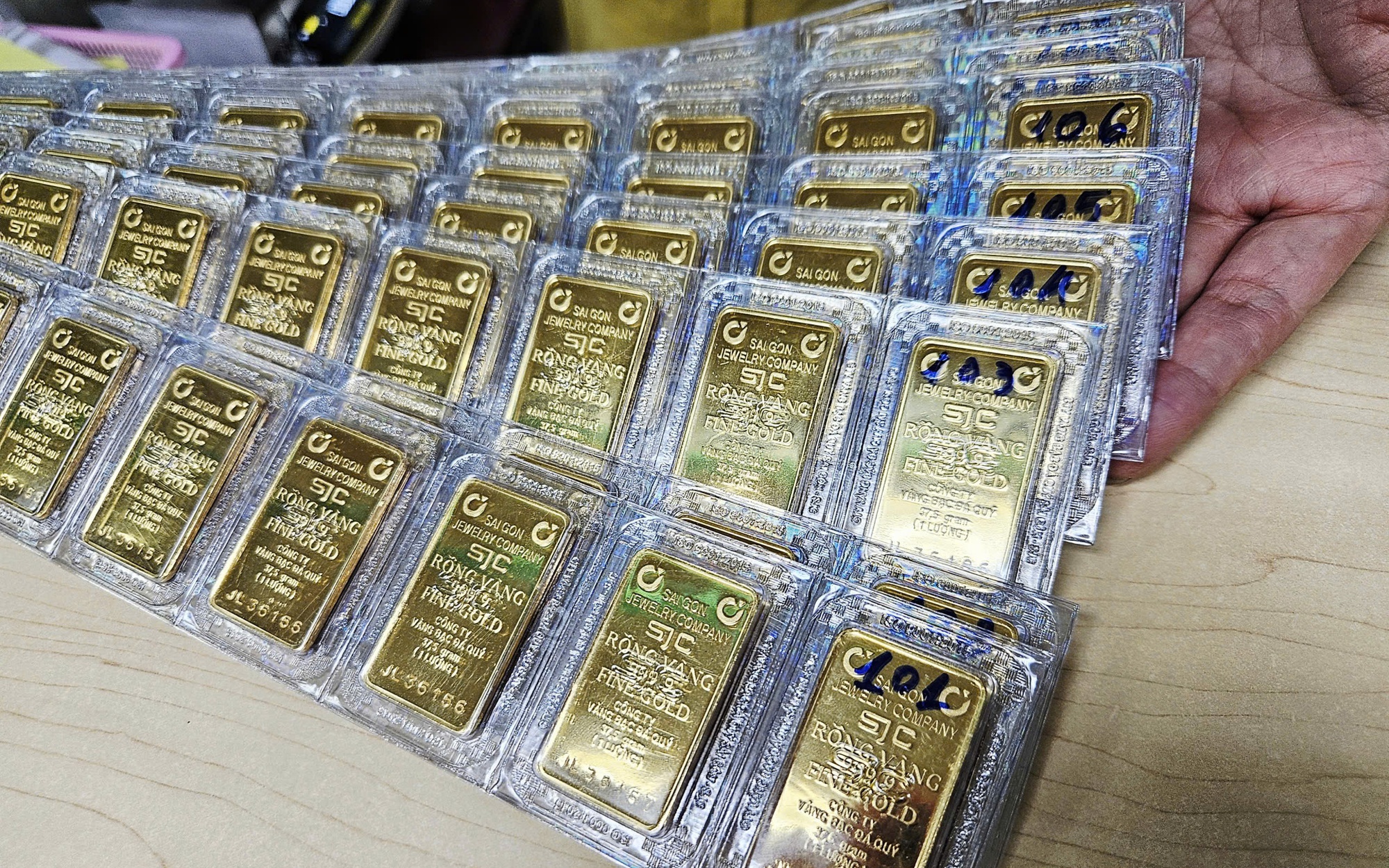 Sáng 14-4, giá vàng miếng SJC và vàng nhẫn tiếp tục tăng vọt