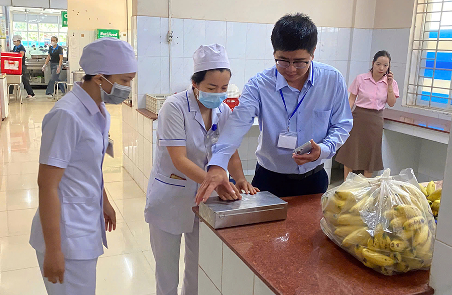 Đồng Nai "tổng kiểm tra" c&aacute;c bếp ăn tập thể trong trường học - Ảnh 1.