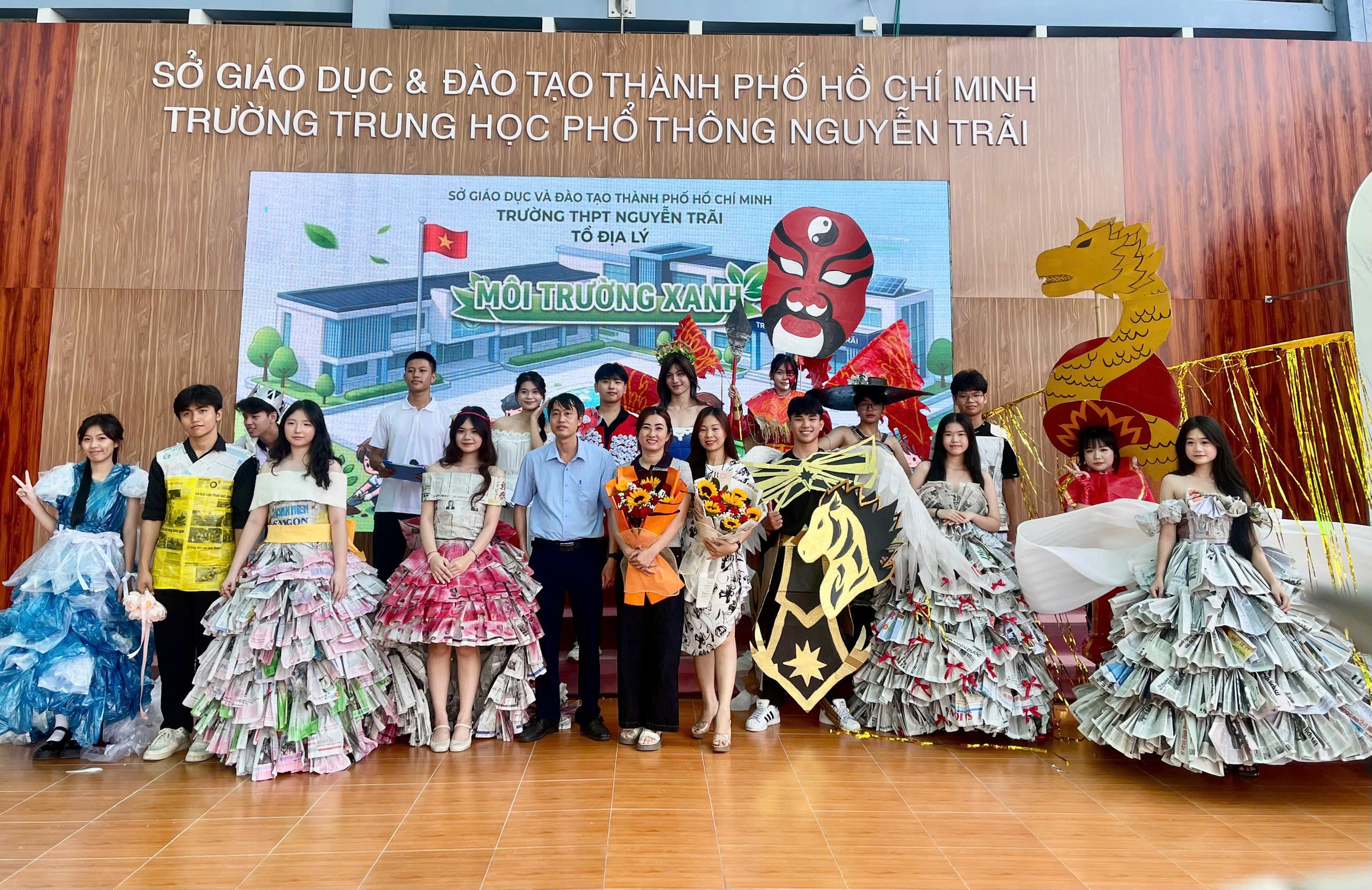 Biến r&aacute;c th&agrave;nh &ldquo;s&agrave;n diễn&rdquo;: Học sinh Nguyễn Tr&atilde;i g&acirc;y sốt với thời trang t&aacute;i chế - Ảnh 1.