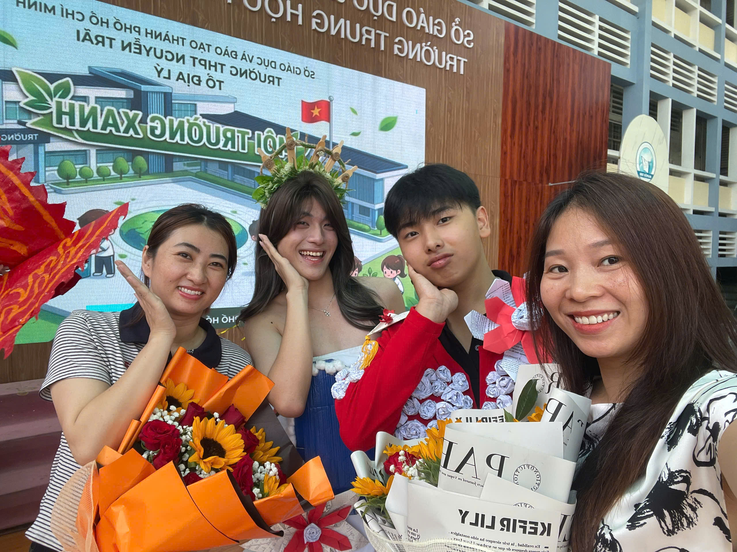 Biến r&aacute;c th&agrave;nh &ldquo;s&agrave;n diễn&rdquo;: Học sinh Nguyễn Tr&atilde;i g&acirc;y sốt với thời trang t&aacute;i chế - Ảnh 2.