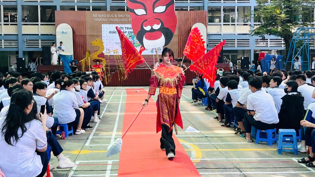 Biến r&aacute;c th&agrave;nh &ldquo;s&agrave;n diễn&rdquo;: Học sinh Nguyễn Tr&atilde;i g&acirc;y sốt với thời trang t&aacute;i chế - Ảnh 4.