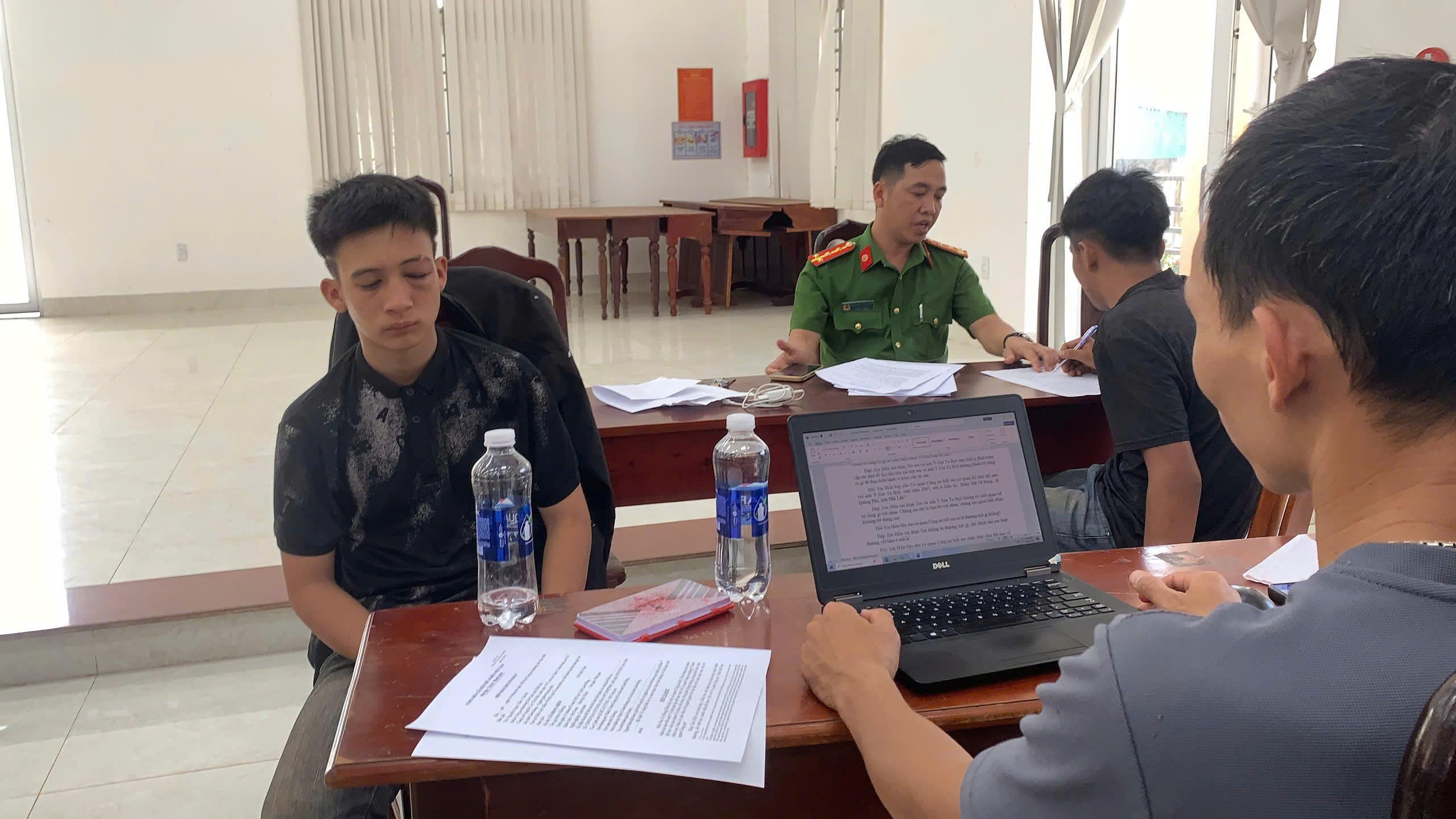 Trộm &ocirc; t&ocirc; g&acirc;y tai nạn rồi tr&egrave;o l&ecirc;n c&acirc;y dừa lẩn trốn tại Đắk Lắk - Ảnh 1.