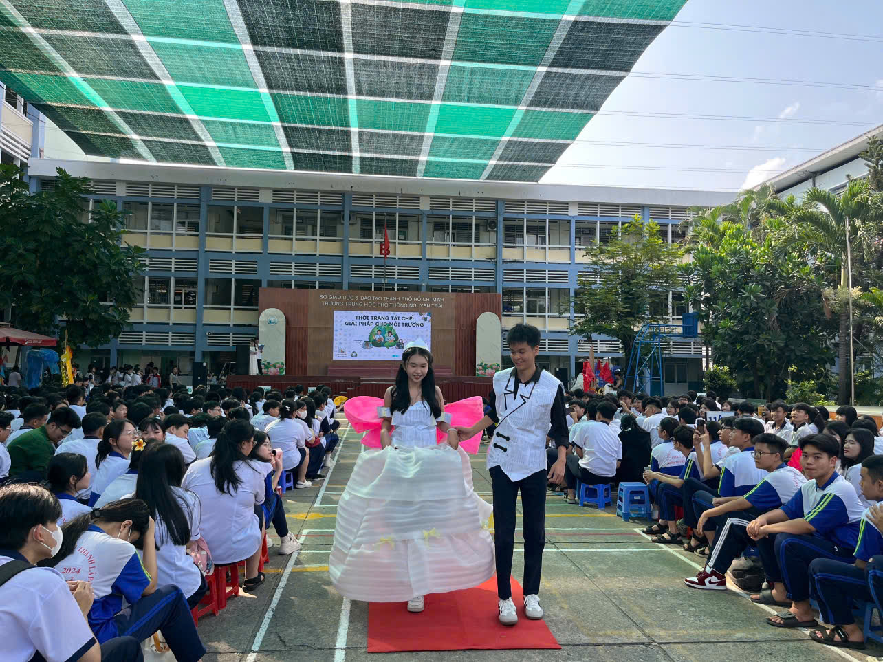 Biến r&aacute;c th&agrave;nh &ldquo;s&agrave;n diễn&rdquo;: Học sinh Nguyễn Tr&atilde;i g&acirc;y sốt với thời trang t&aacute;i chế - Ảnh 3.
