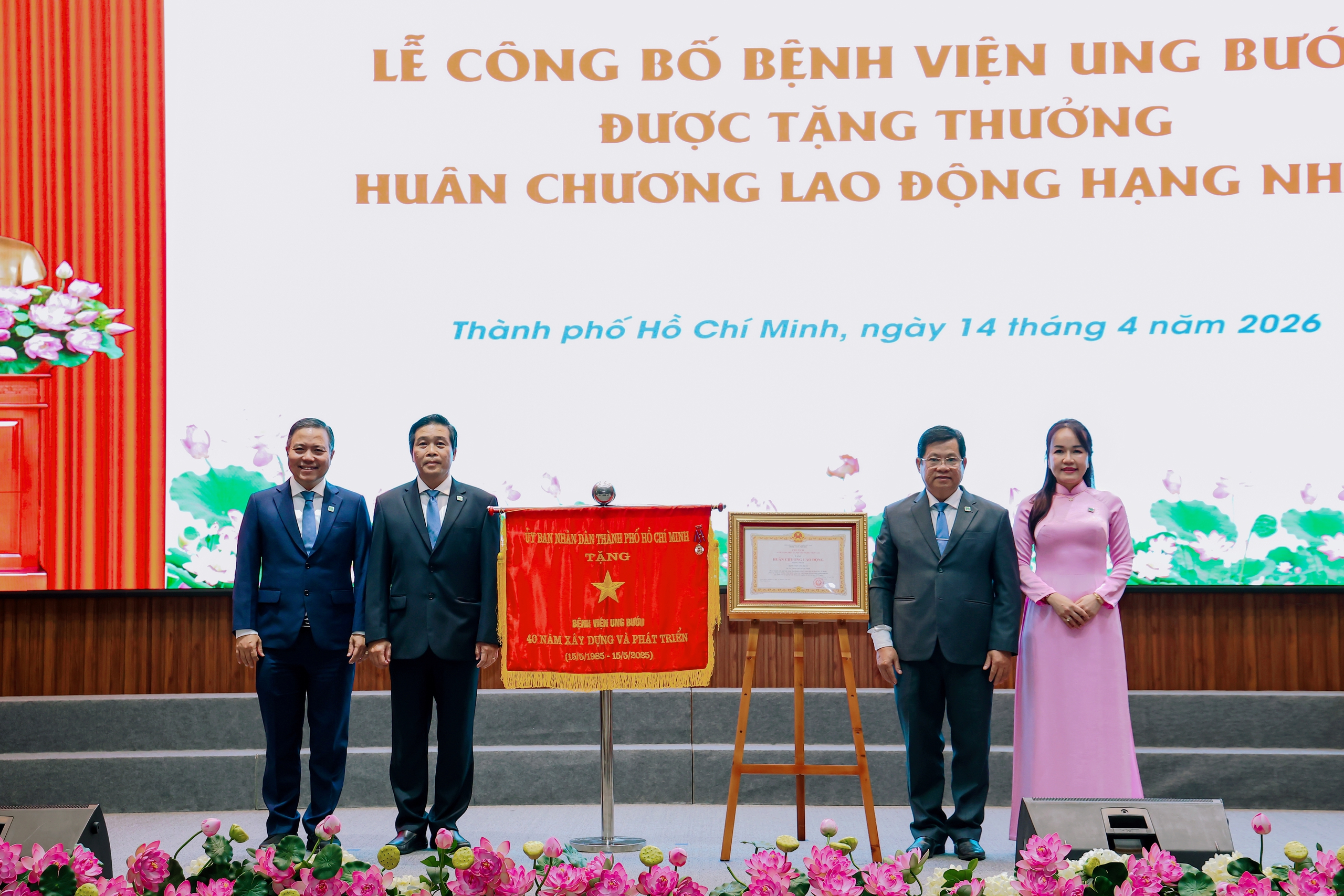 Bệnh viện Ung Bướu TPHCM đón nhận Huân chương Lao động hạng Nhất - Ảnh 3.
