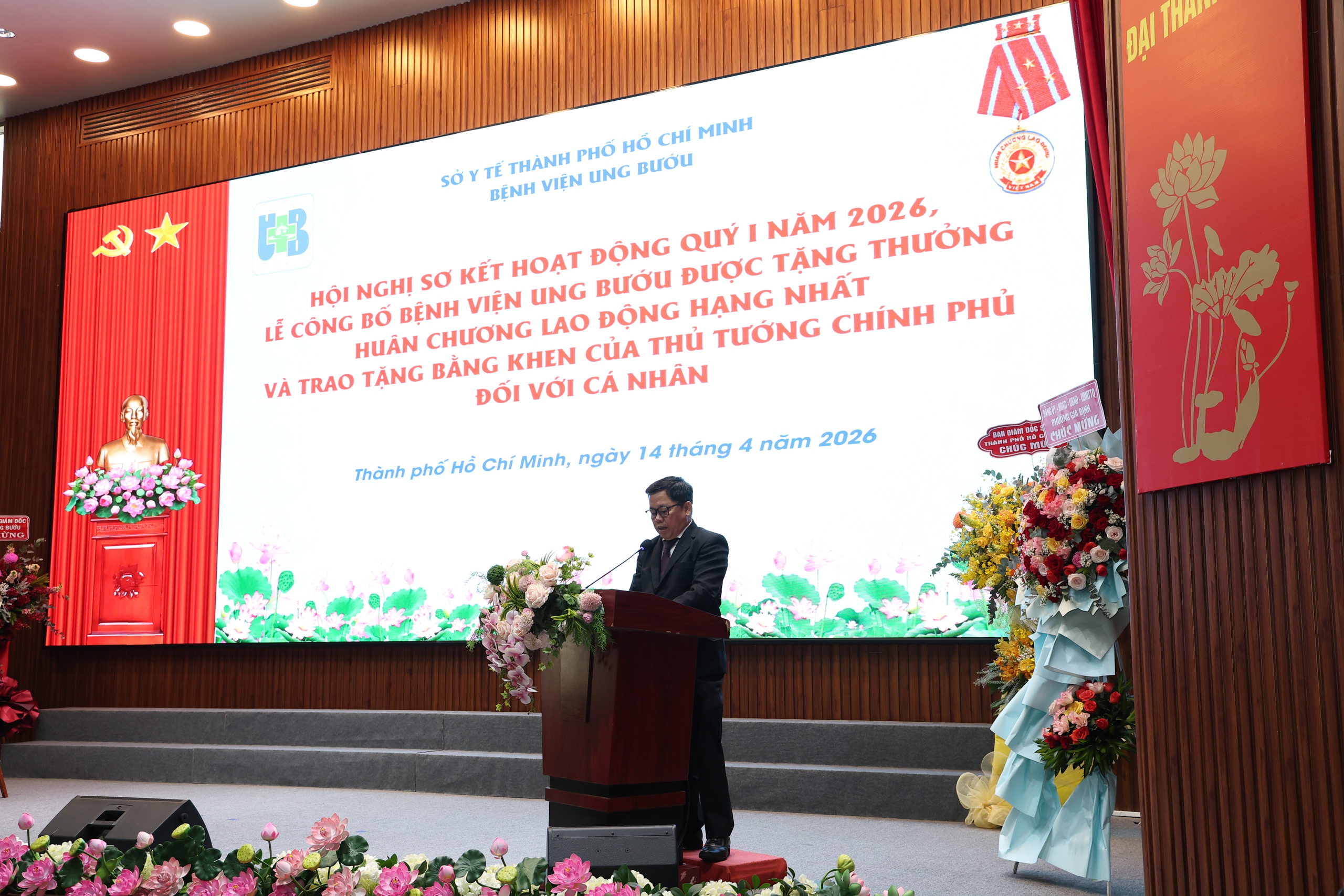 Bệnh viện Ung Bướu TPHCM đón nhận Huân chương Lao động hạng Nhất - Ảnh 1.