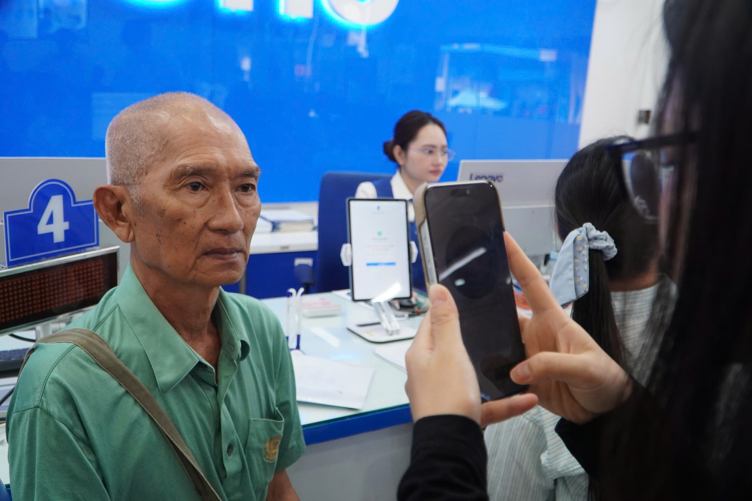 Xếp hàng chờ xác thực số điện thoại - Ảnh 1.