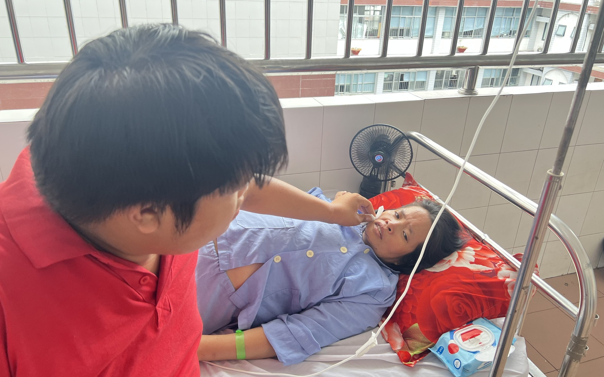 Xót lòng gia cảnh nam sinh lớp 9 bệnh tật, đi bán vé số dạo ở Cần Thơ