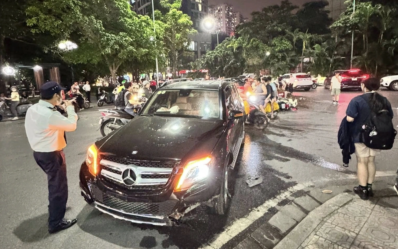 Uống bia rượu, tài xế Mercedes tông xe liên hoàn