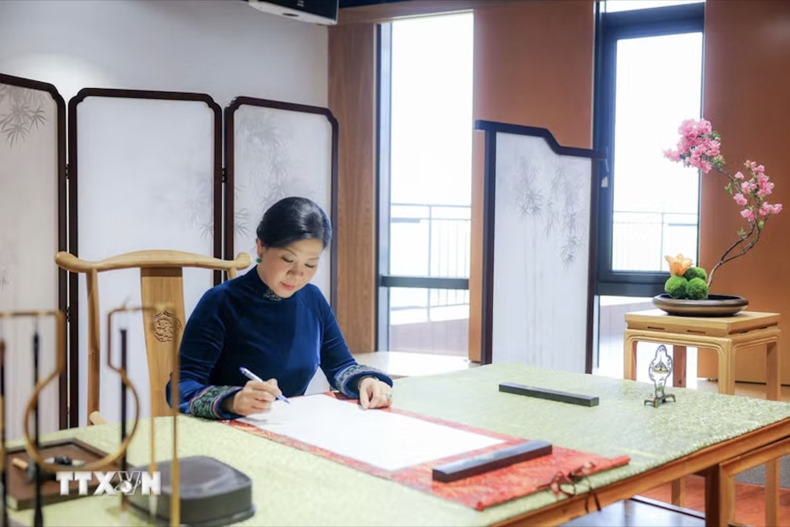 Phu nh&acirc;n Ng&ocirc; Phương Ly thăm Trung t&acirc;m T&ocirc;́ng Khánh Linh tại Bắc Kinh - Ảnh 1.