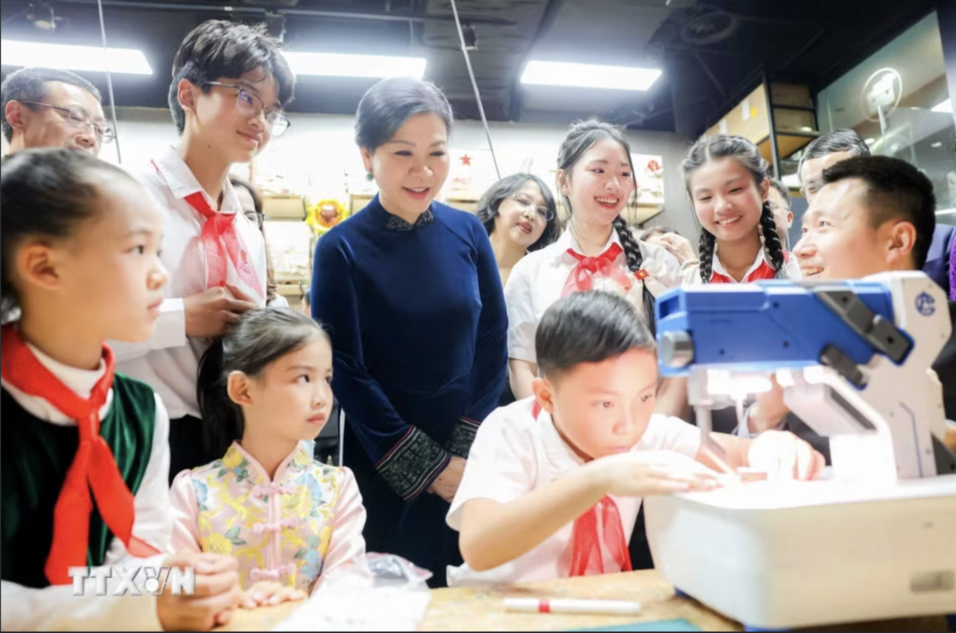 Phu nh&acirc;n Ng&ocirc; Phương Ly thăm Trung t&acirc;m T&ocirc;́ng Khánh Linh tại Bắc Kinh - Ảnh 3.