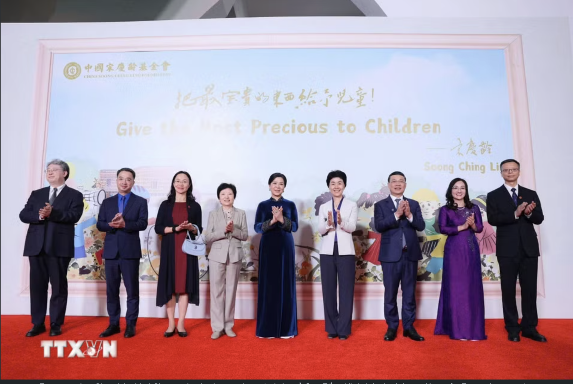 Phu nh&acirc;n Ng&ocirc; Phương Ly thăm Trung t&acirc;m T&ocirc;́ng Khánh Linh tại Bắc Kinh - Ảnh 4.