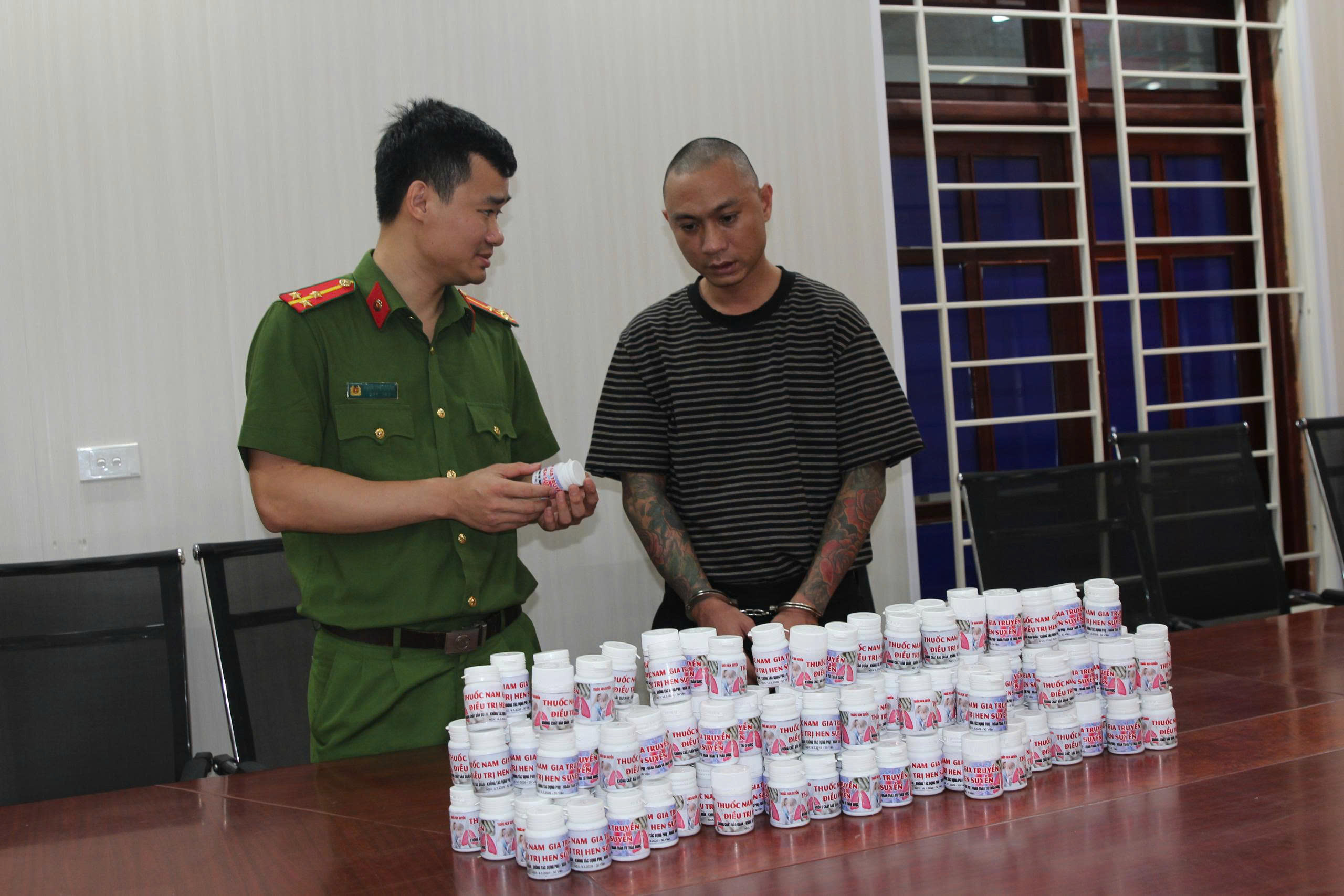 Bắt đối tượng bán gần 1.000 lọ thuốc giả có chất cấm cho người bệnh - Ảnh 1.