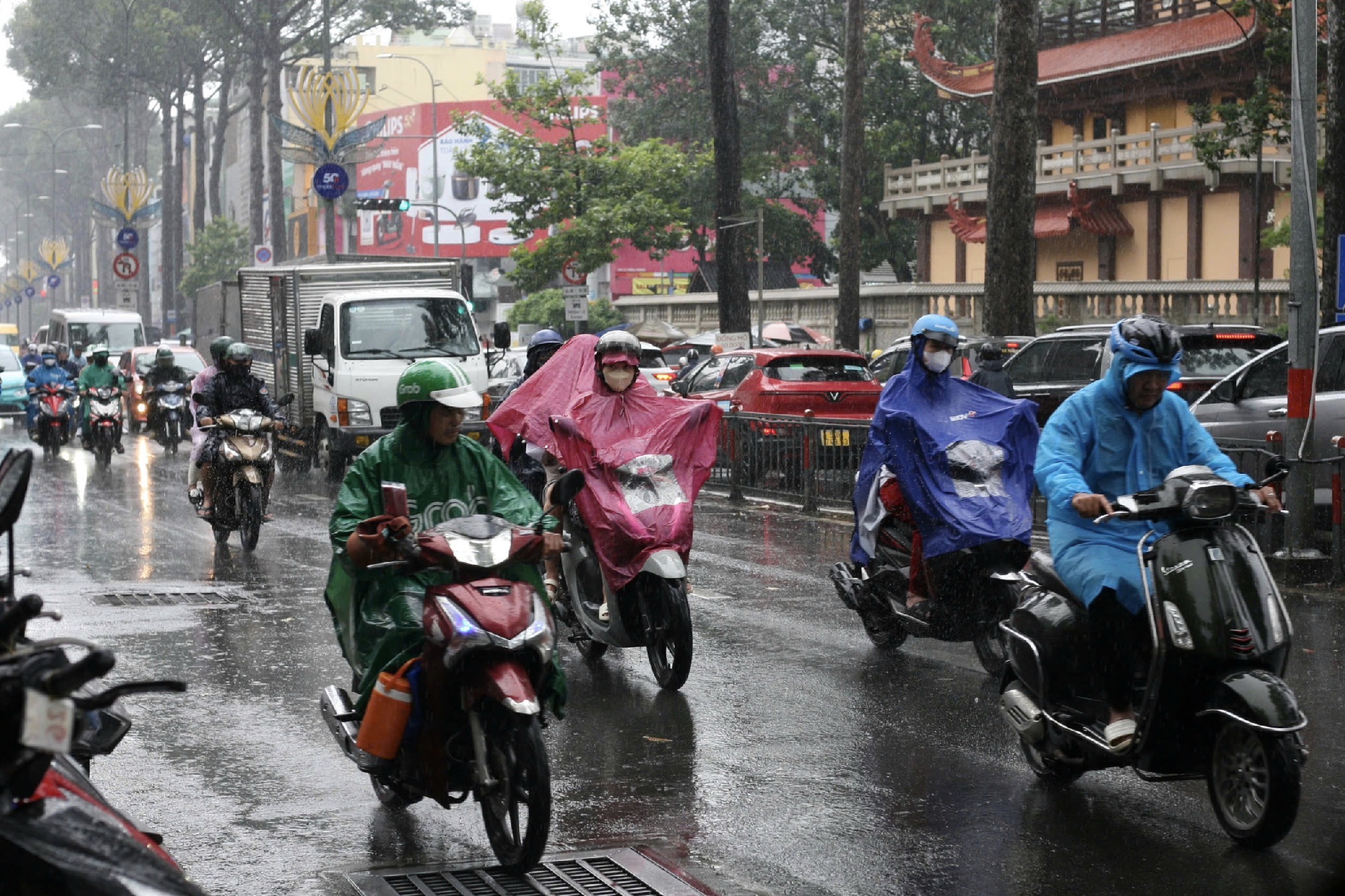 Dự báo thời tiết hôm nay, 15-4: TPHCM và Nam Bộ có khả năng mưa vào cuối ngày - Ảnh 1.