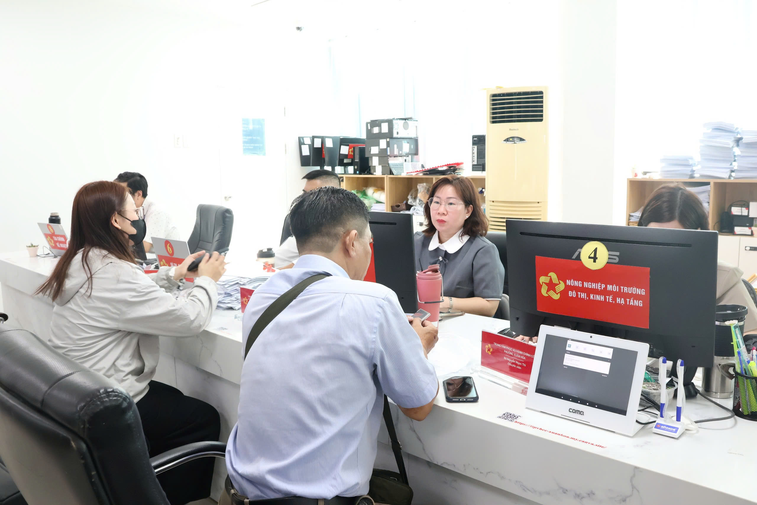 Thành ủy TPHCM: Không được yêu cầu người dân nộp thêm giấy tờ nếu dữ liệu đã liên thông - Ảnh 2.