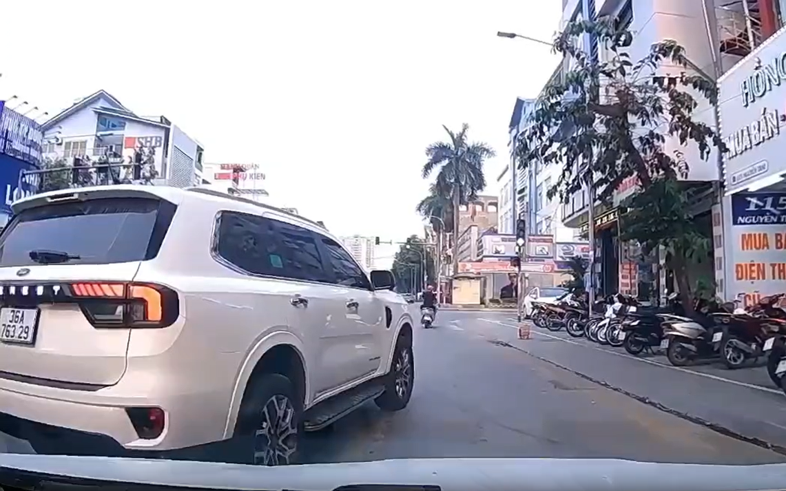 Tạt đầu xe khác, người điều khiển và chủ xe bị xử phạt 51 triệu đồng