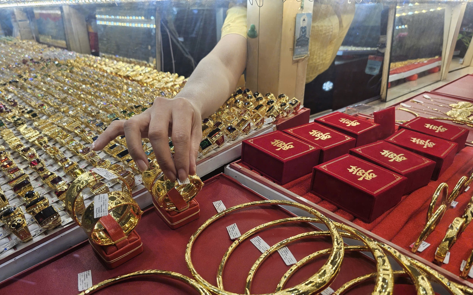 Sáng 15-4, giá vàng miếng SJC và vàng nhẫn tăng tới 2,5 triệu đồng mỗi lượng