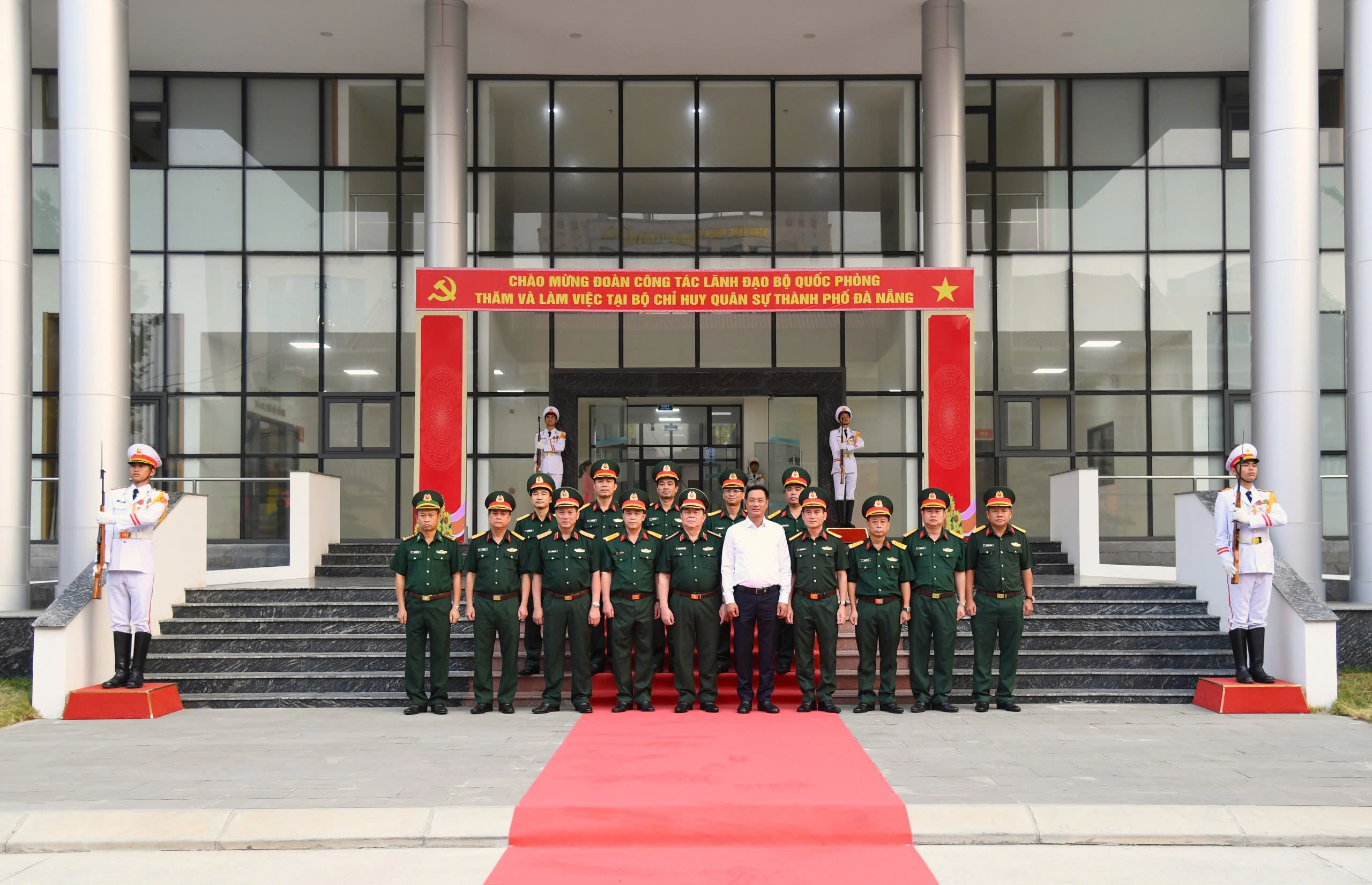 Đại tướng Nguyễn Trọng Nghĩa l&agrave;m việc với lực lượng vũ trang Đ&agrave; Nẵng năm 2026 - Ảnh 3.