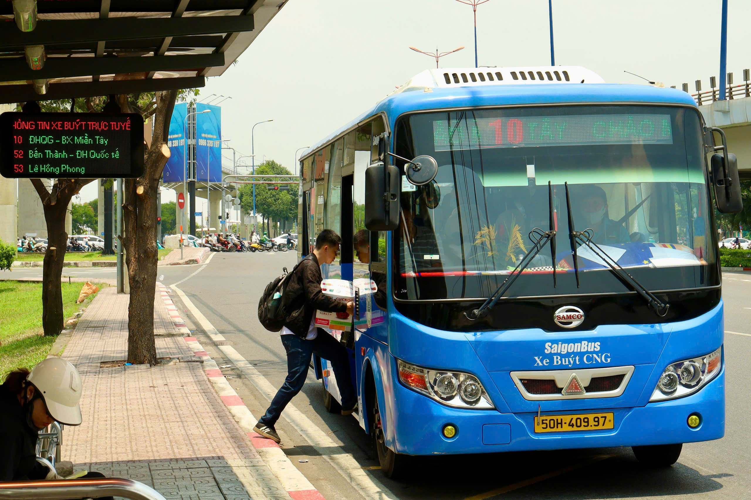 Chuyên gia: Đi xe buýt kết hợp đi bộ tại TPHCM chậm gấp 3 lần xe cá nhân - Ảnh 2.