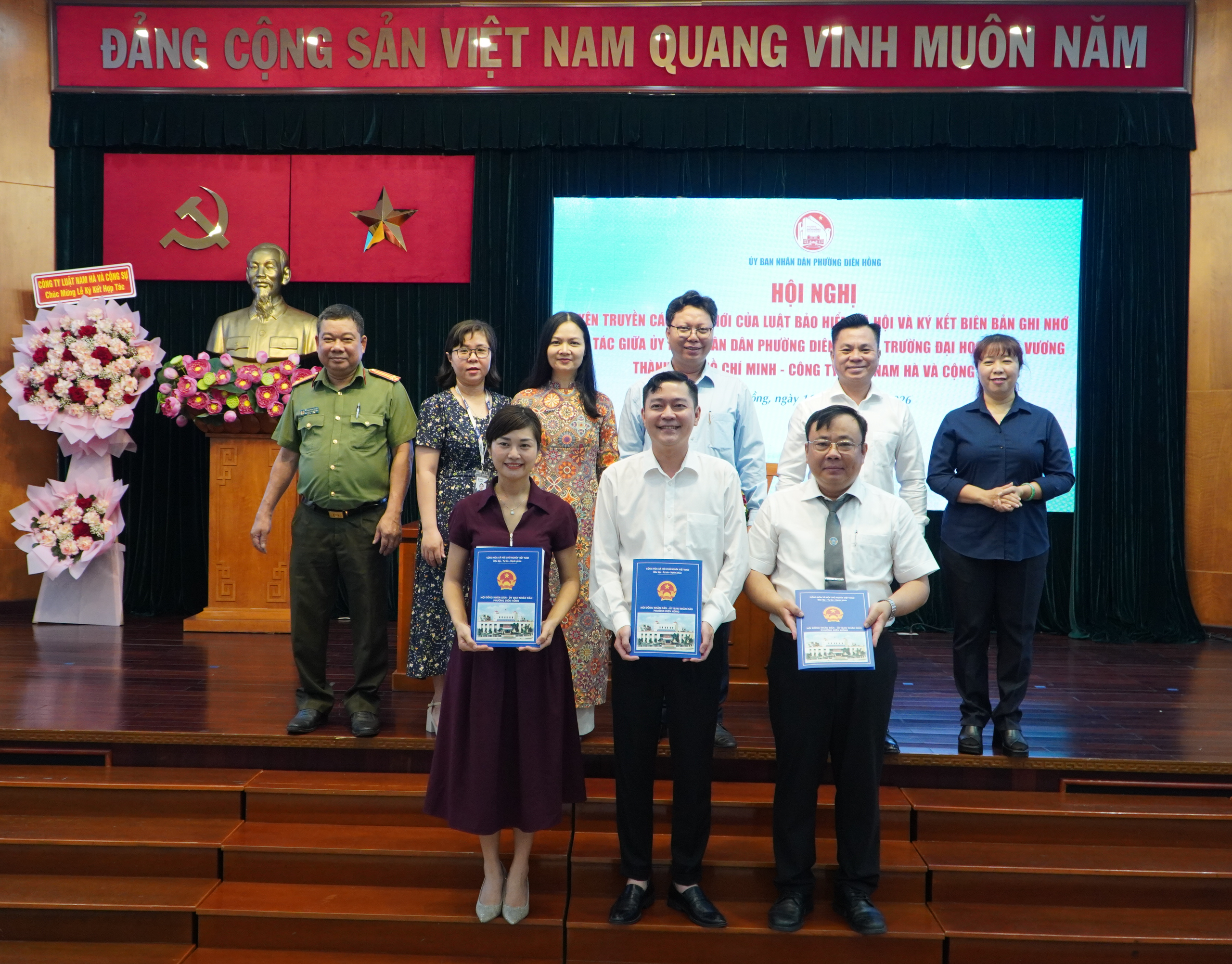 Ch&iacute;nh quyền "bắt tay" với nh&agrave; trường, doanh nghiệp để ph&aacute;t triển địa phương - Ảnh 1.