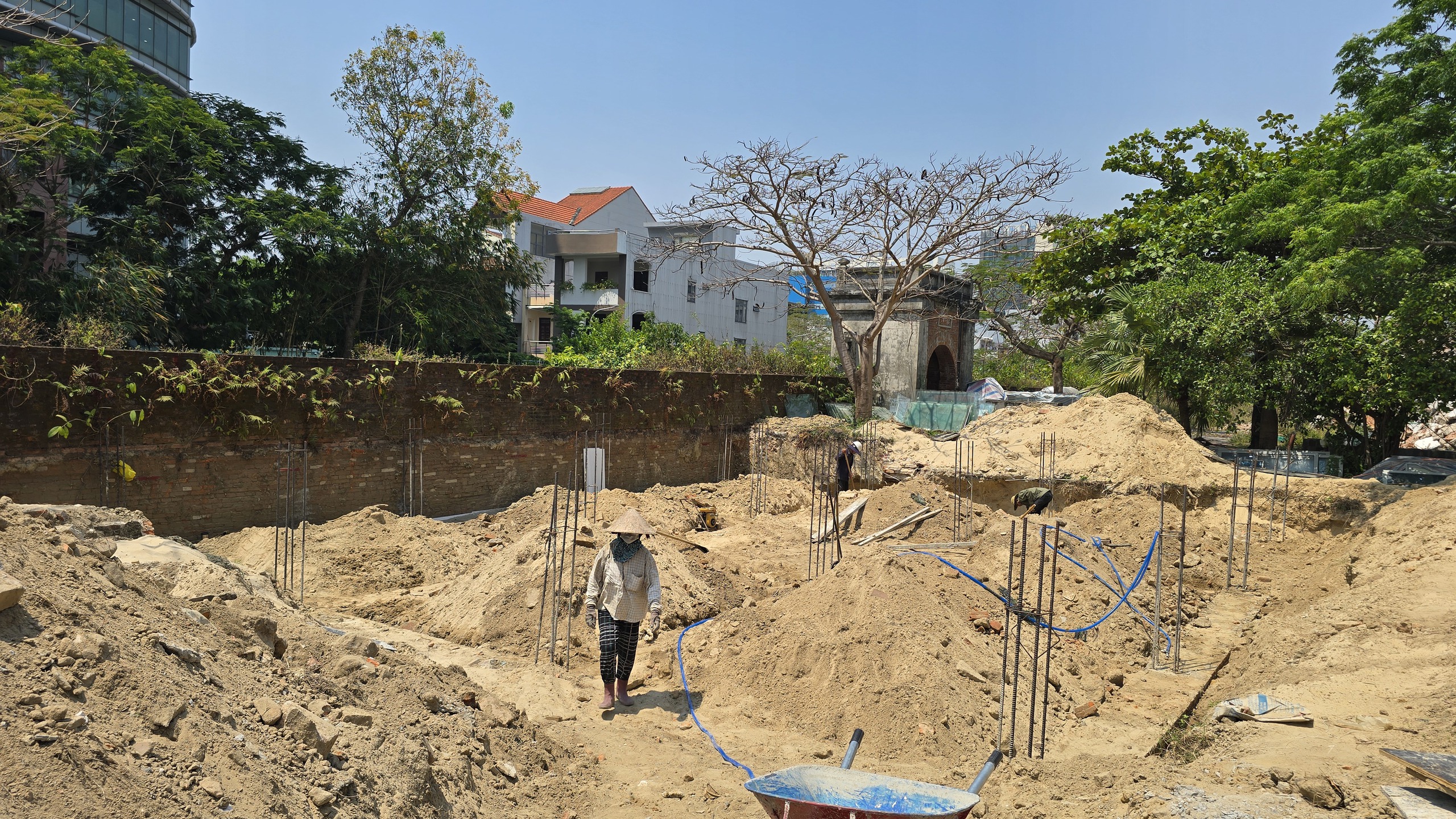 Cảnh hạ giải bảo t&agrave;ng tr&ecirc;n th&agrave;nh cổ 200 tuổi ở Đ&agrave; Nẵng - Ảnh 5.