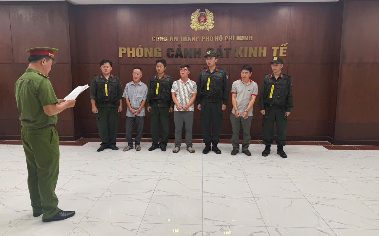 Công an TPHCM khám xét 2 căn nhà, bắt 3 người