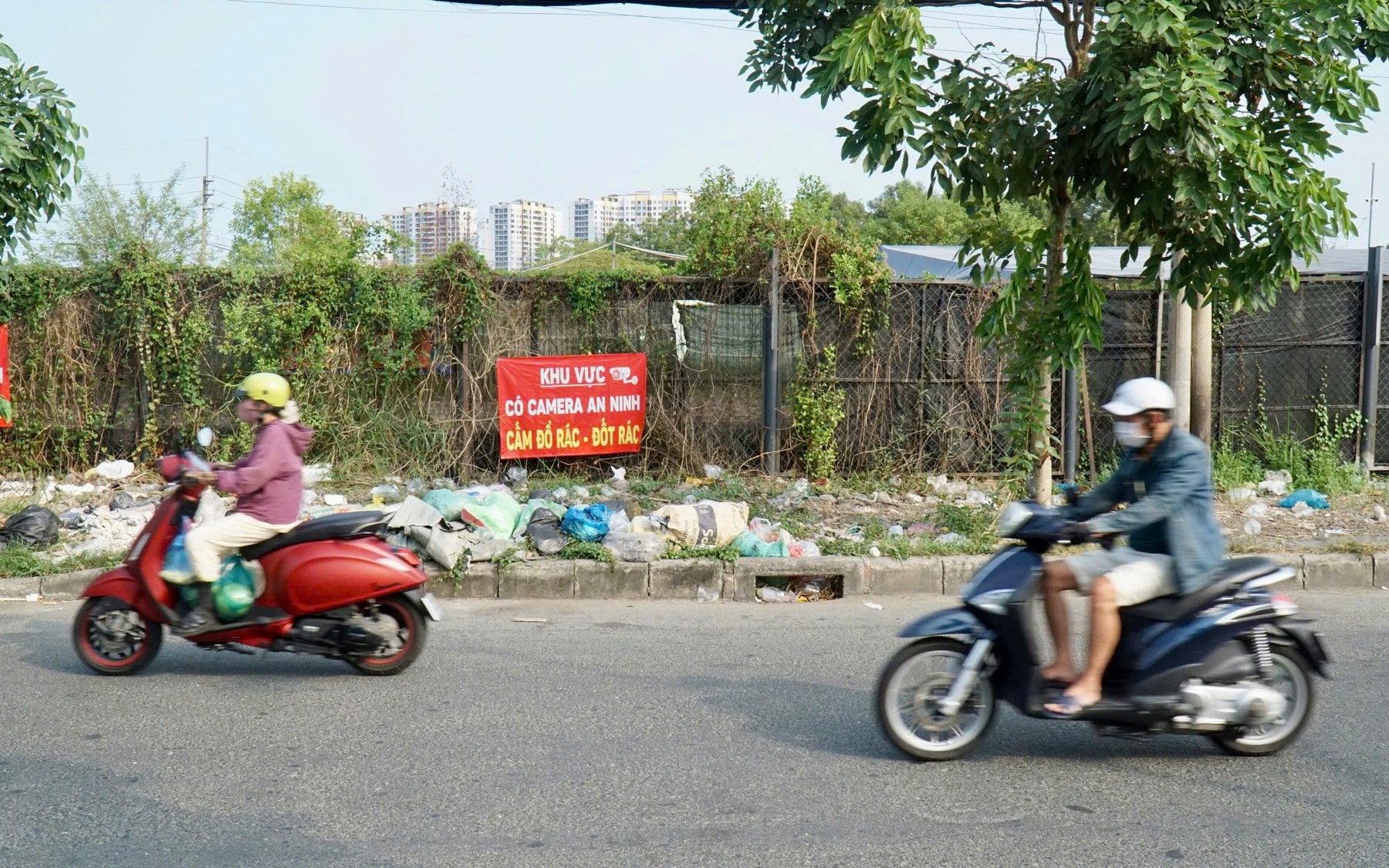TPHCM: Ph&aacute;t hiện qua camera, xử phạt nguội 2 trường hợp vứt r&aacute;c nơi c&ocirc;ng cộng - Ảnh 4.
