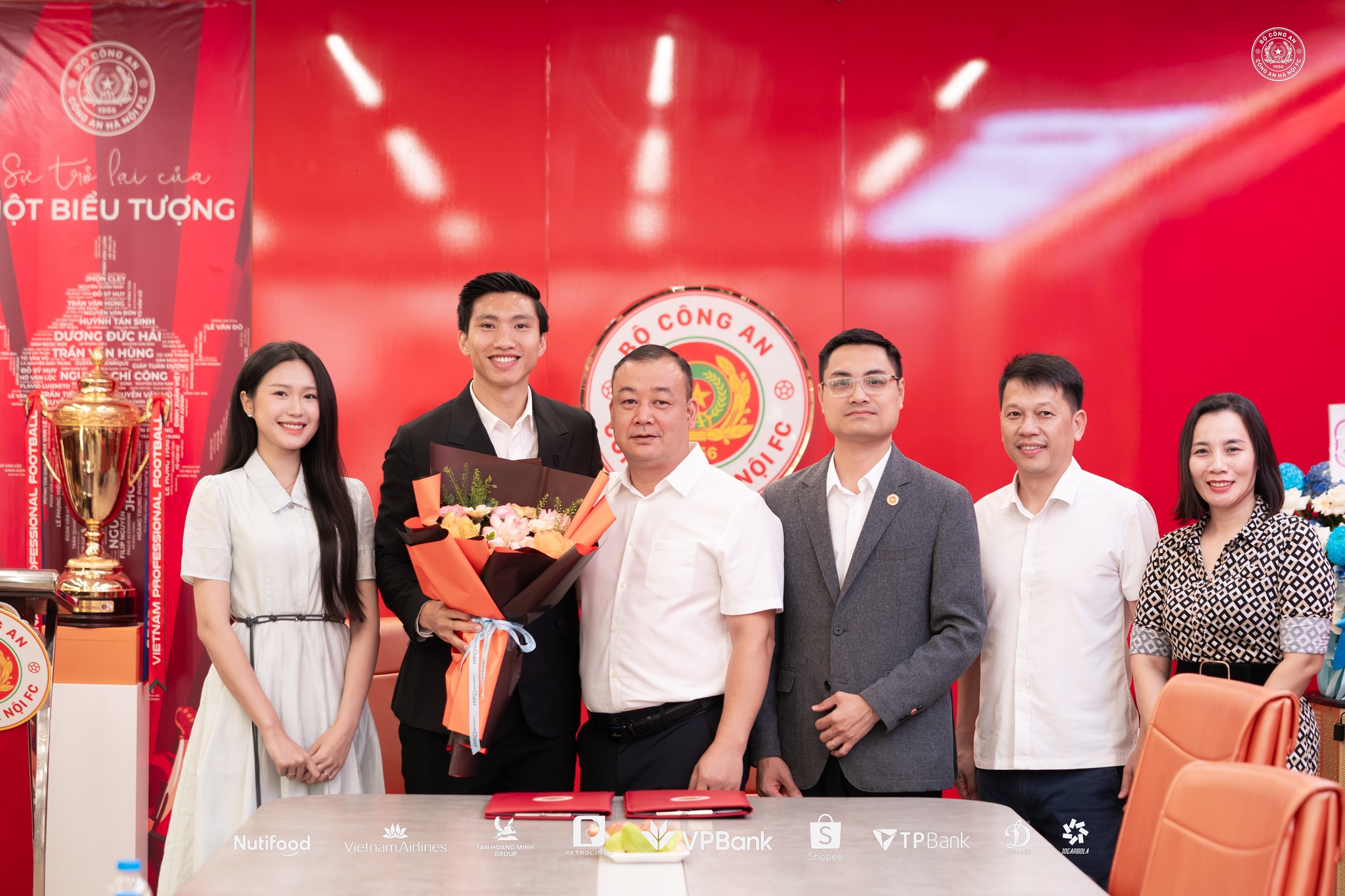 Đoàn Văn Hậu nhận "lót tay" khủng khi gia hạn hợp đồng với CLB CAHN - Ảnh 2.