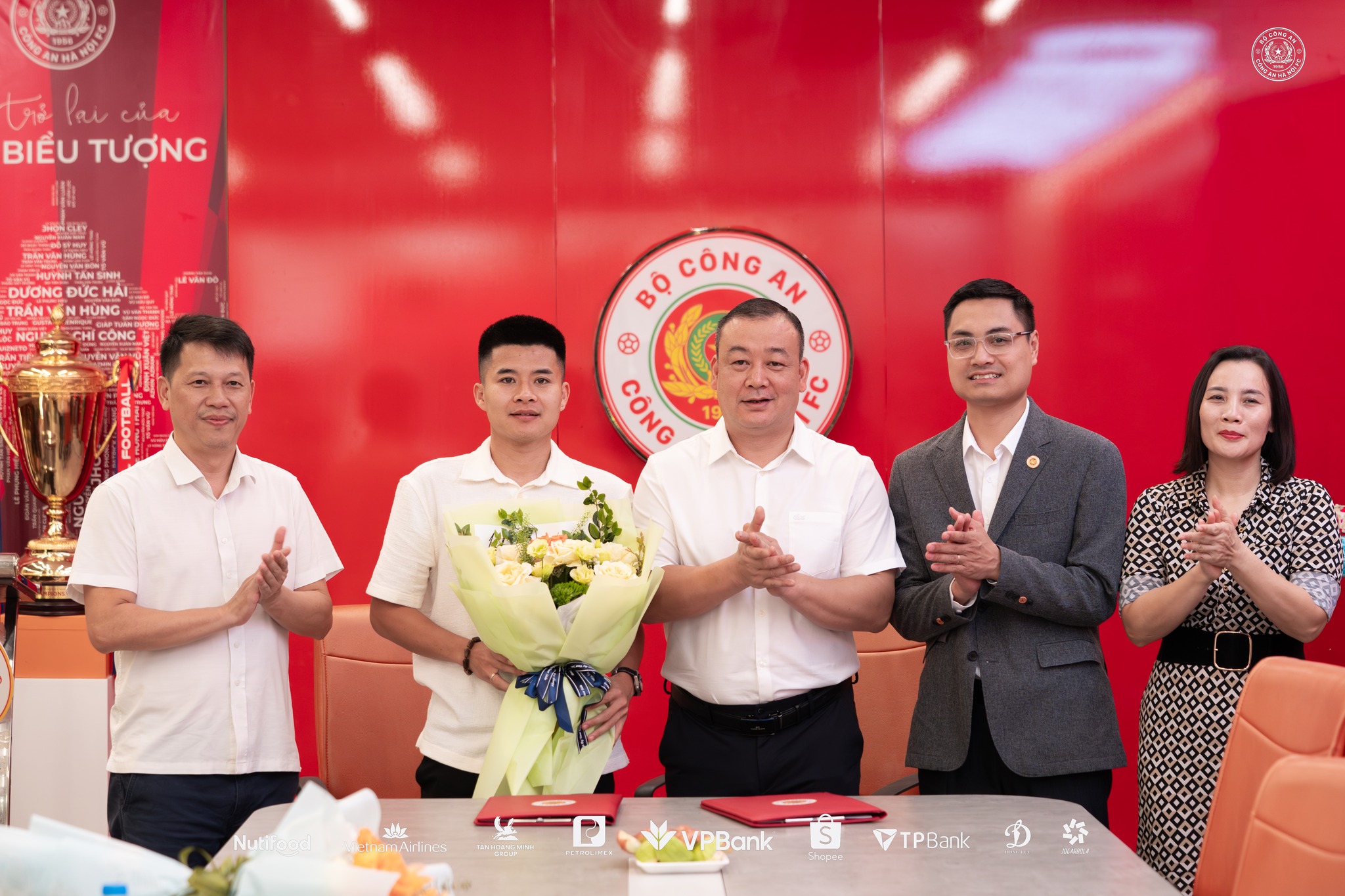 Đoàn Văn Hậu nhận "lót tay" khủng khi gia hạn hợp đồng với CLB CAHN - Ảnh 5.