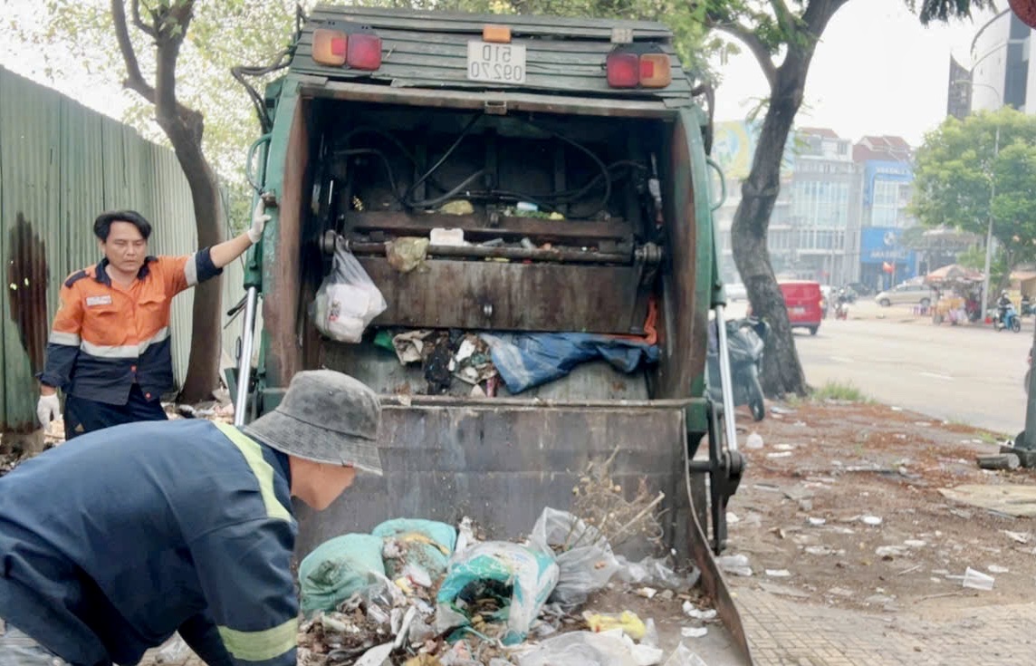 Xã Bình Hưng, TPHCM: Siết xử lý, xóa điểm rác tự phát trên trục đường Nguyễn Văn Linh - Ảnh 3.
