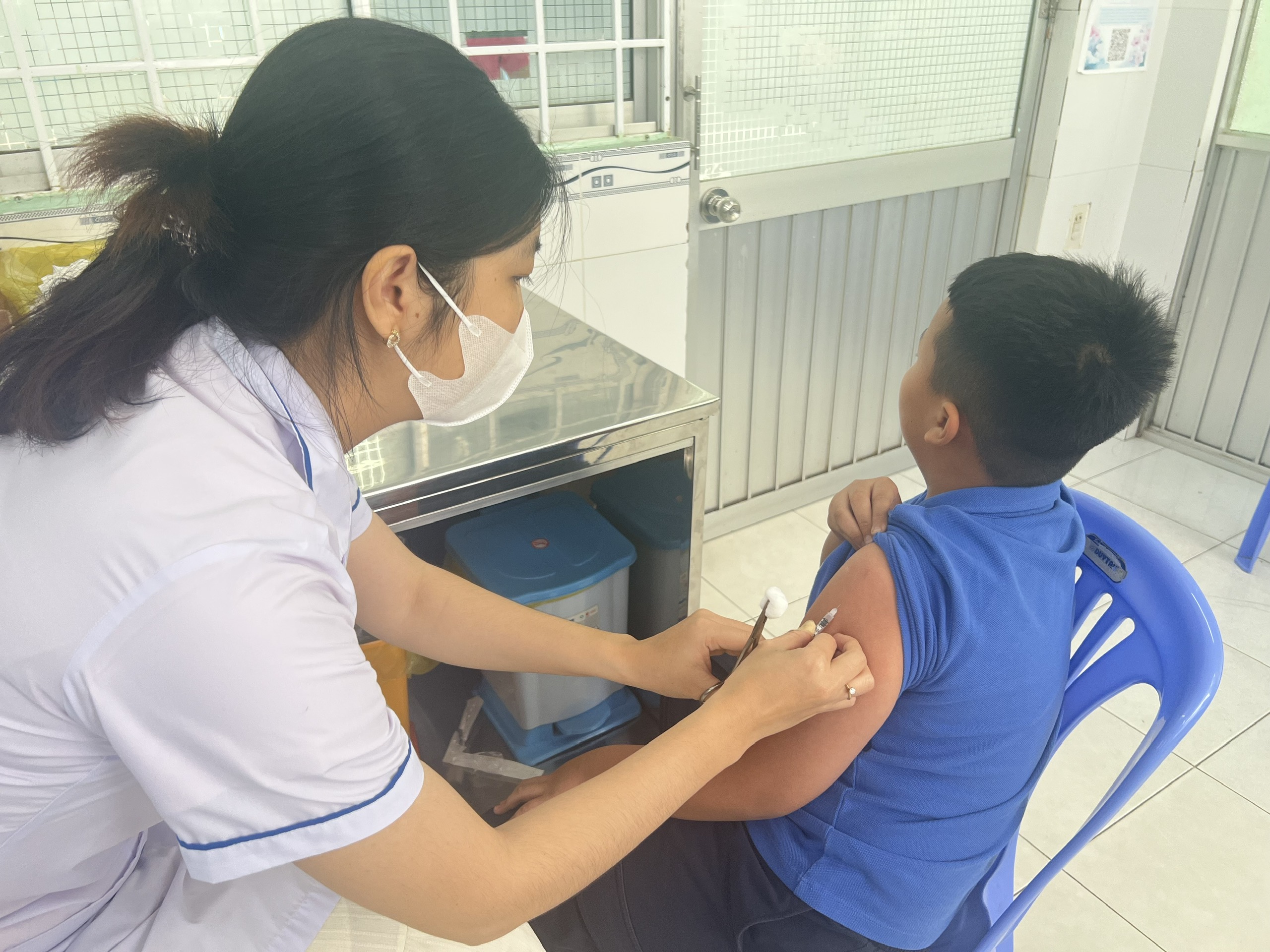 Người miền T&acirc;y &ugrave;n &ugrave;n đưa con đi ti&ecirc;m vắc-xin ph&ograve;ng vi&ecirc;m n&atilde;o m&ocirc; cầu - Ảnh 1.