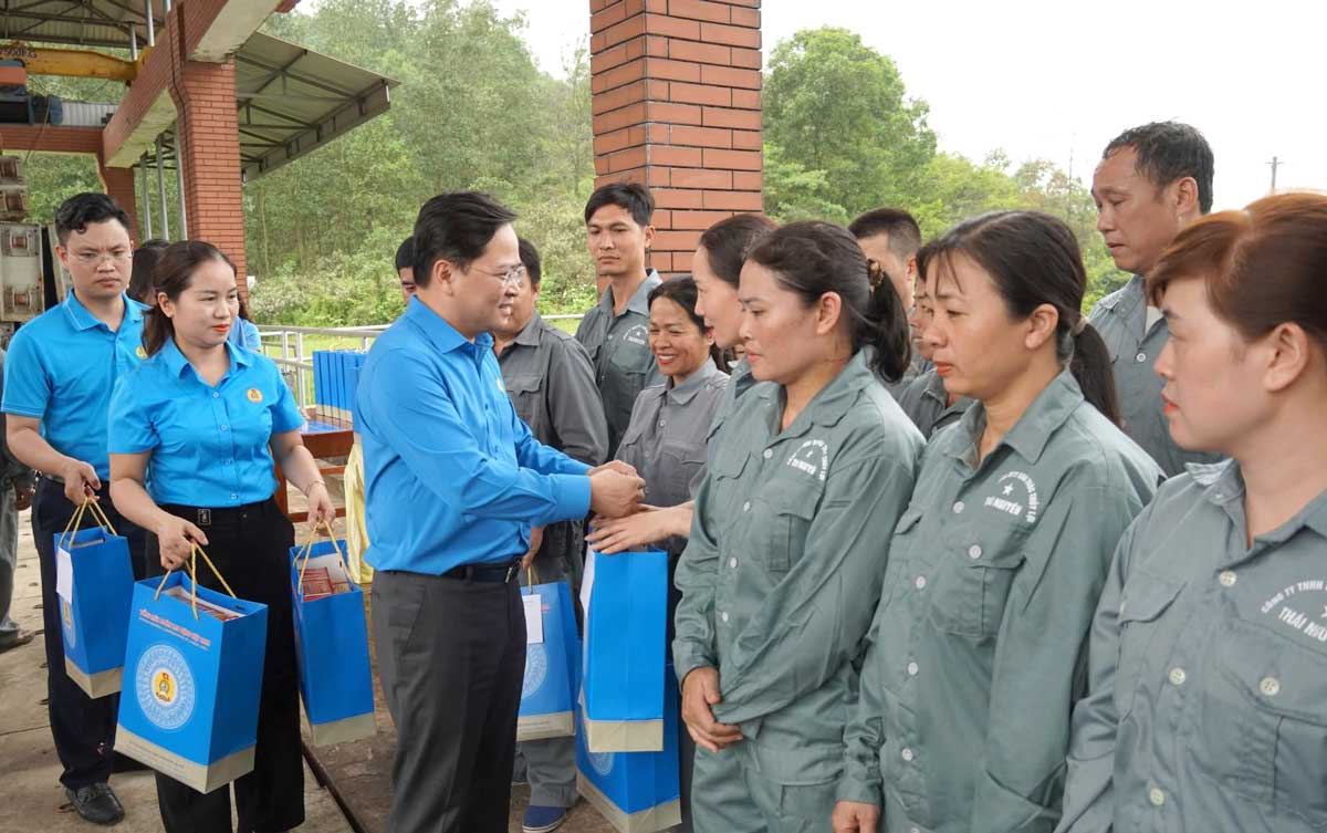 Chủ tịch Tổng LĐLĐ Việt Nam thăm, tặng qu&agrave; người lao động tại Th&aacute;i Nguy&ecirc;n - Ảnh 1.