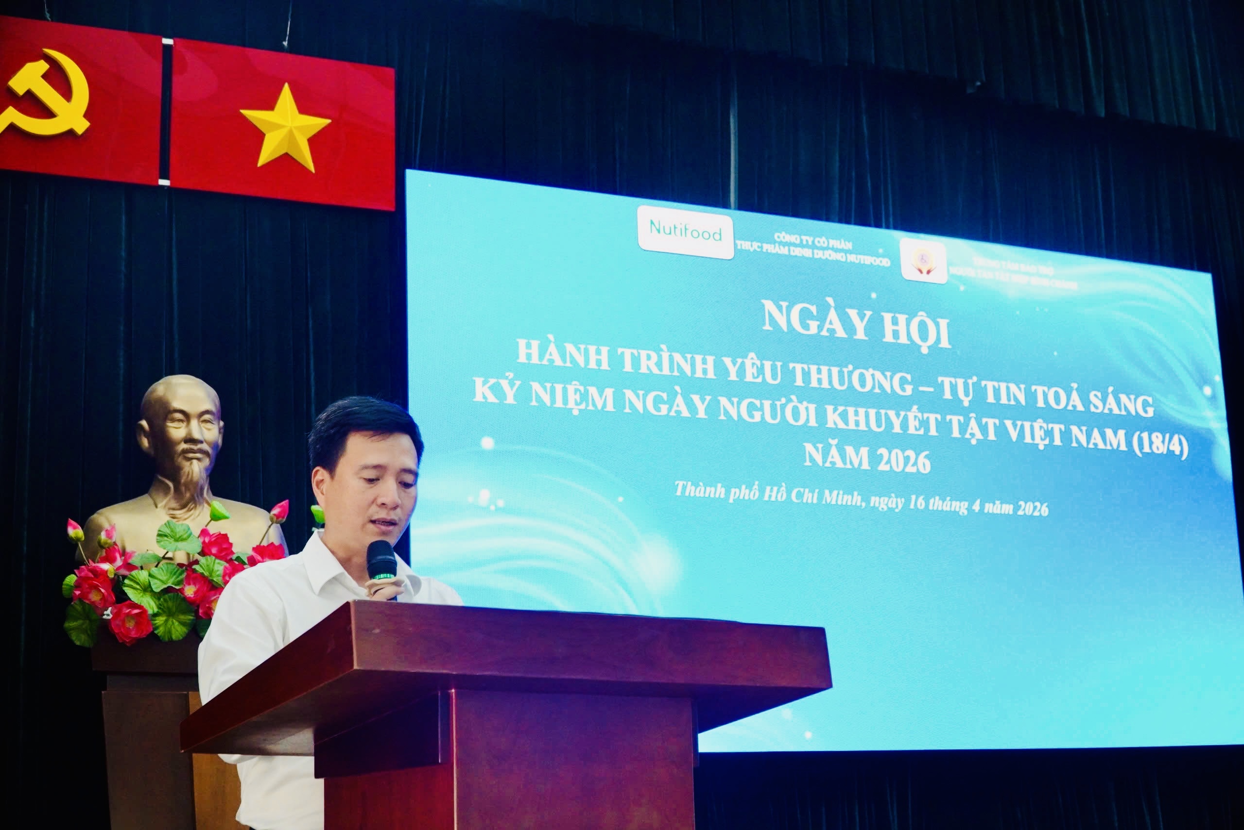 H&igrave;nh ảnh đầy x&uacute;c động của người khuyết tật trong ng&agrave;y đặc biệt - Ảnh 1.