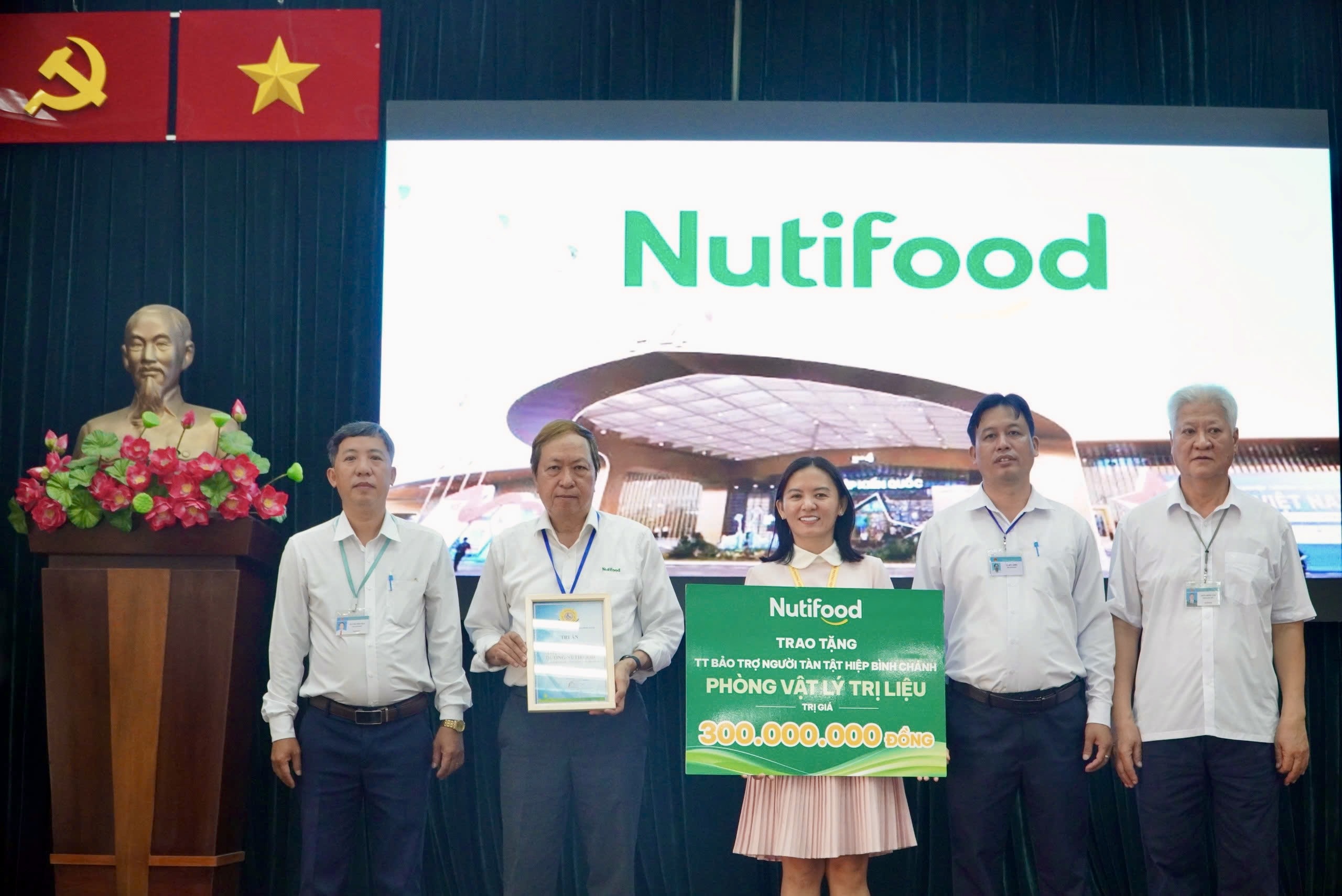 H&igrave;nh ảnh đầy x&uacute;c động của người khuyết tật trong ng&agrave;y đặc biệt - Ảnh 2.