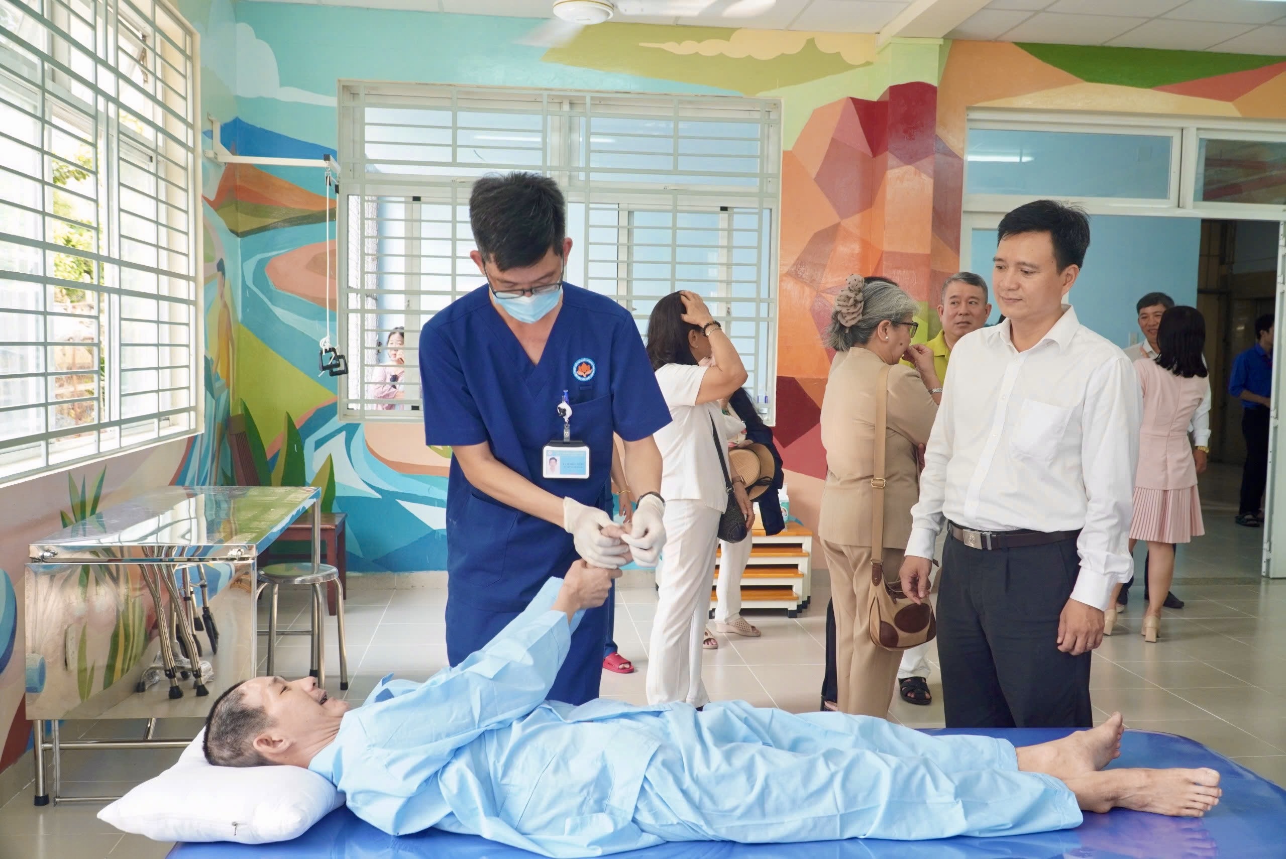 H&igrave;nh ảnh đầy x&uacute;c động của người khuyết tật trong ng&agrave;y đặc biệt - Ảnh 5.