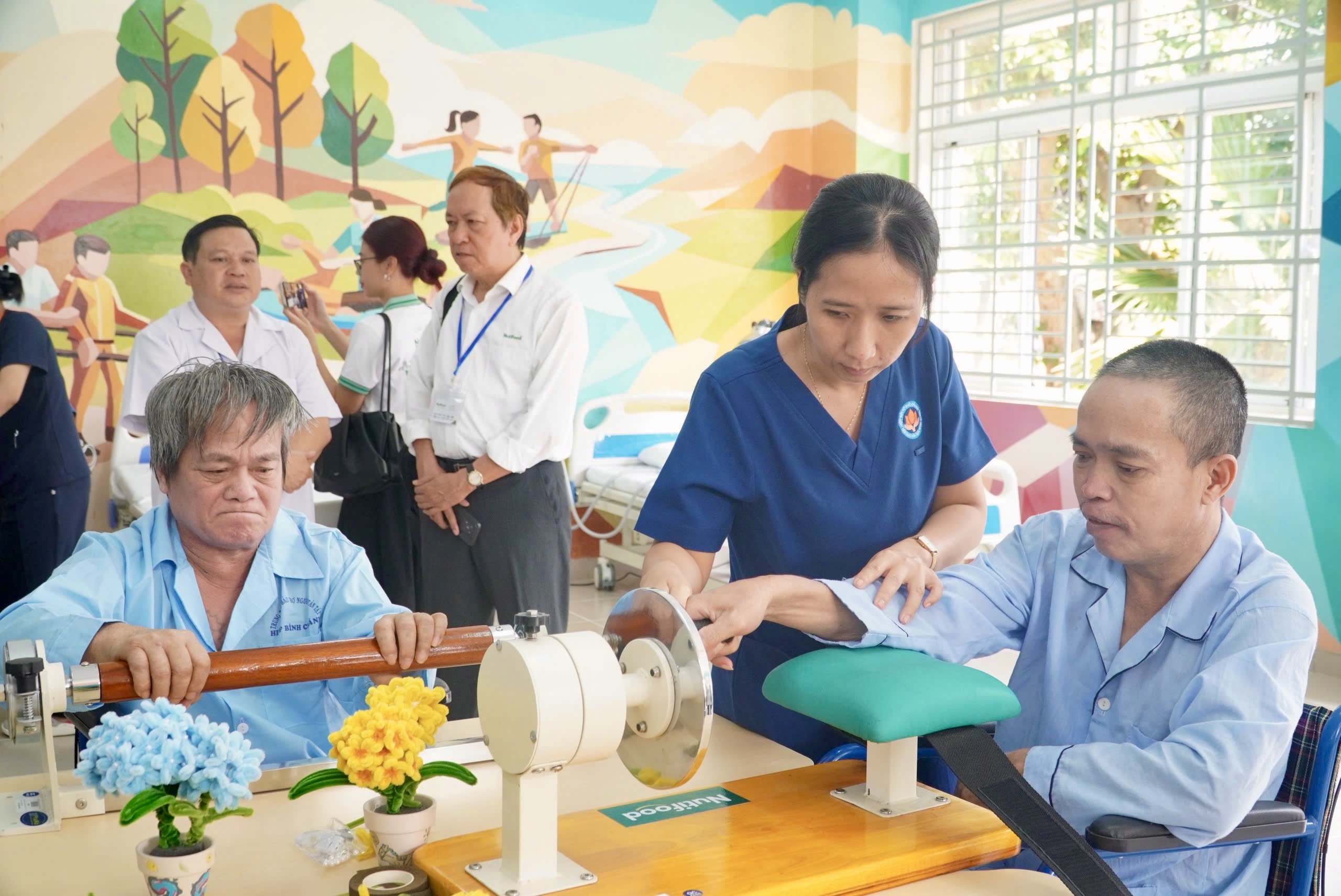 H&igrave;nh ảnh đầy x&uacute;c động của người khuyết tật trong ng&agrave;y đặc biệt - Ảnh 6.