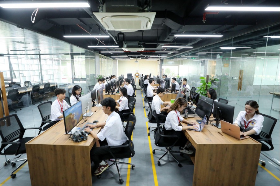 Người trẻ cần chuẩn bị gì cho nghề nghiệp tương lai trong thời đại AI? - Ảnh 1.