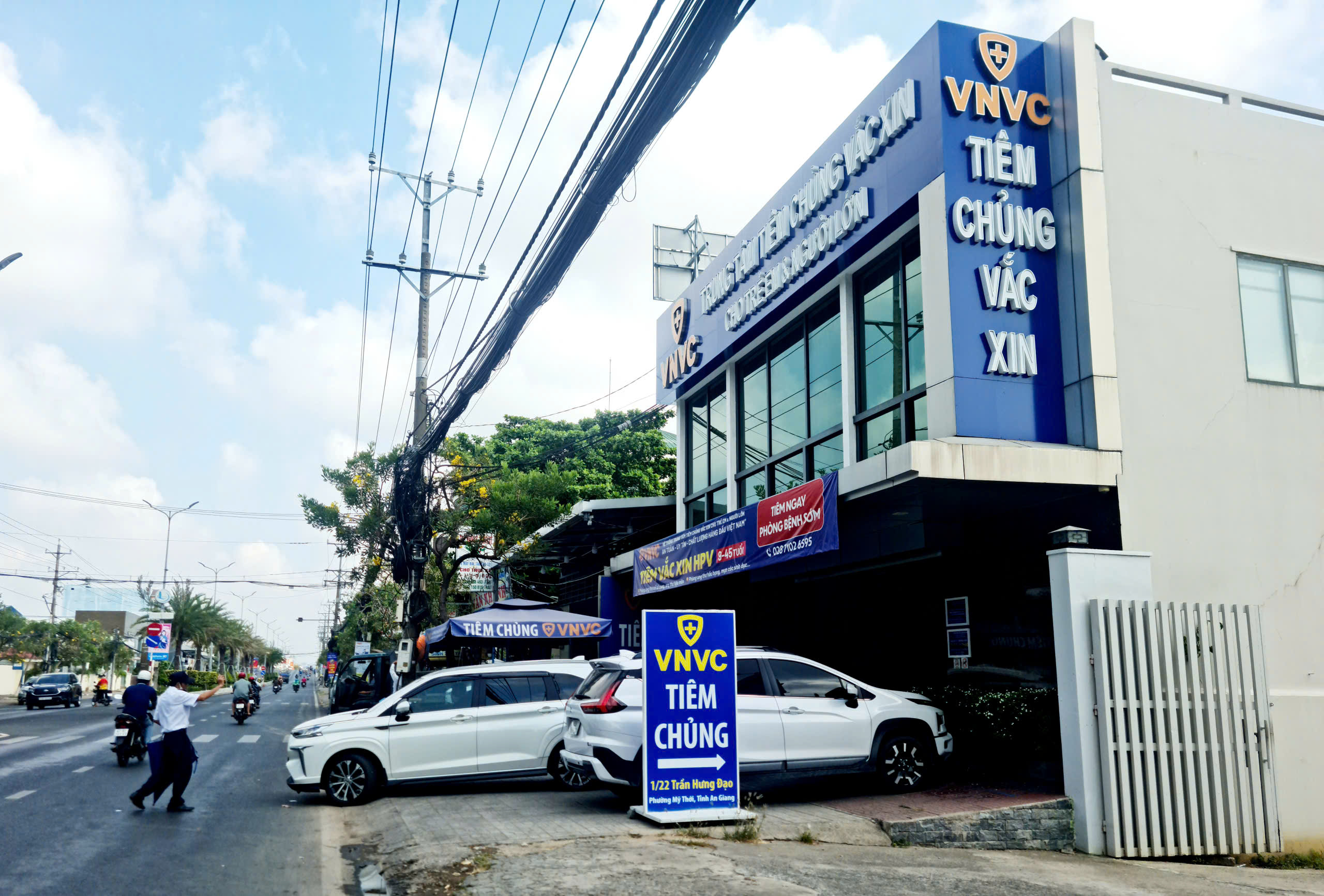 Người miền T&acirc;y &ugrave;n &ugrave;n đưa con đi ti&ecirc;m vắc-xin ph&ograve;ng vi&ecirc;m n&atilde;o m&ocirc; cầu - Ảnh 3.