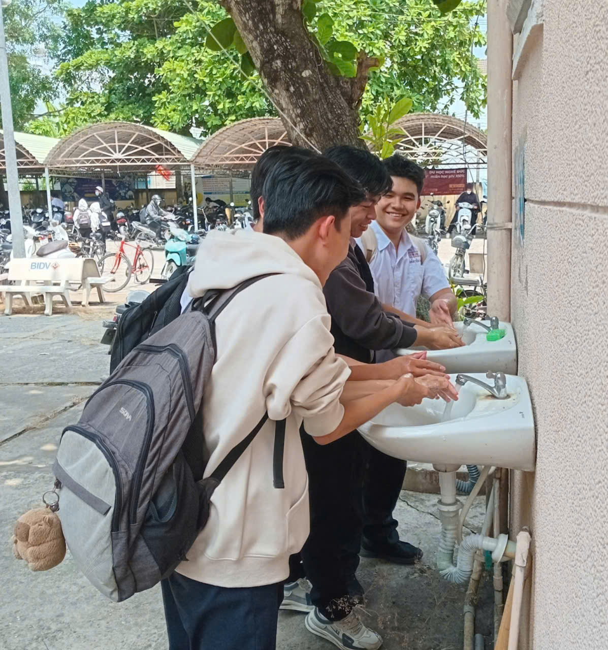 Người miền T&acirc;y &ugrave;n &ugrave;n đưa con đi ti&ecirc;m vắc-xin ph&ograve;ng vi&ecirc;m n&atilde;o m&ocirc; cầu - Ảnh 6.