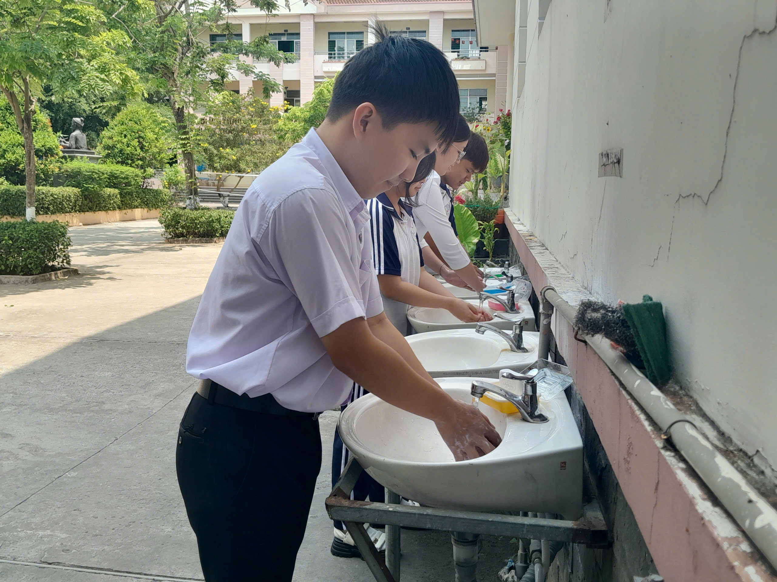 Người miền T&acirc;y &ugrave;n &ugrave;n đưa con đi ti&ecirc;m vắc-xin ph&ograve;ng vi&ecirc;m n&atilde;o m&ocirc; cầu - Ảnh 7.
