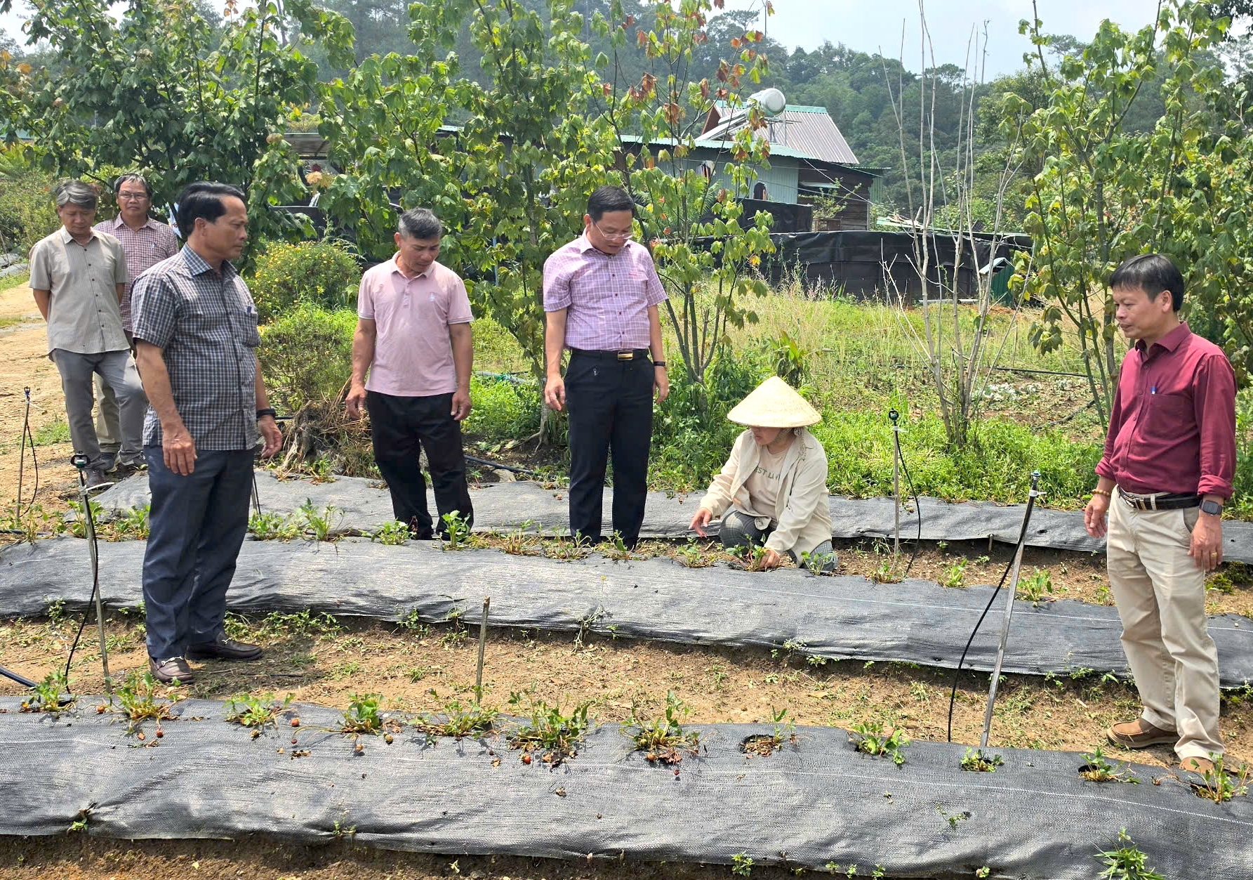 Ph&oacute; chủ tịch tỉnh Quảng Ng&atilde;i kiểm tra thiệt hại do mưa đ&aacute; tại Tu Mơ R&ocirc;ng - Ảnh 3.