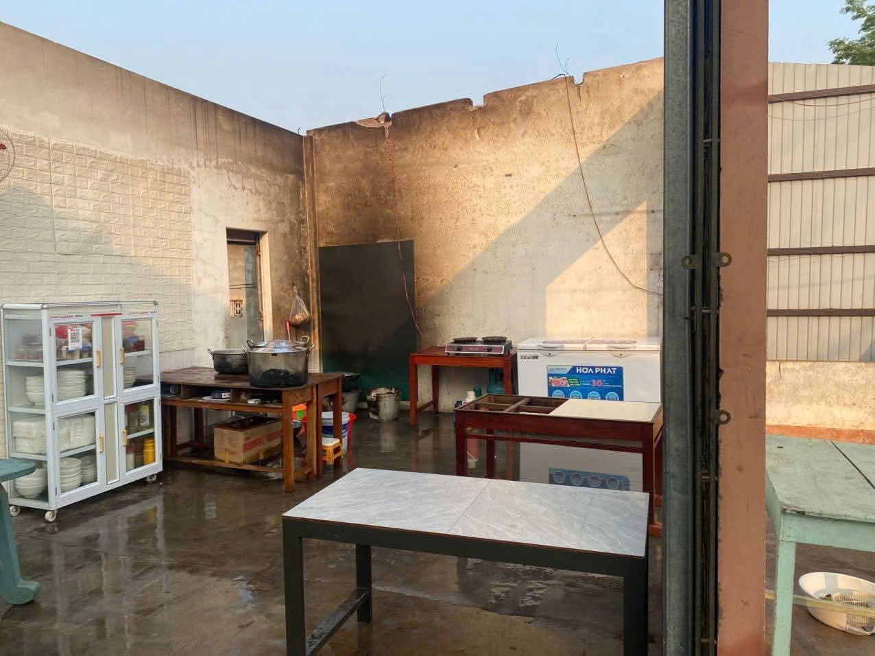 Lốc xoáy khiến cổng nhà văn hoá đổ sập, nhiều nhà dân tốc mái - Ảnh 3.