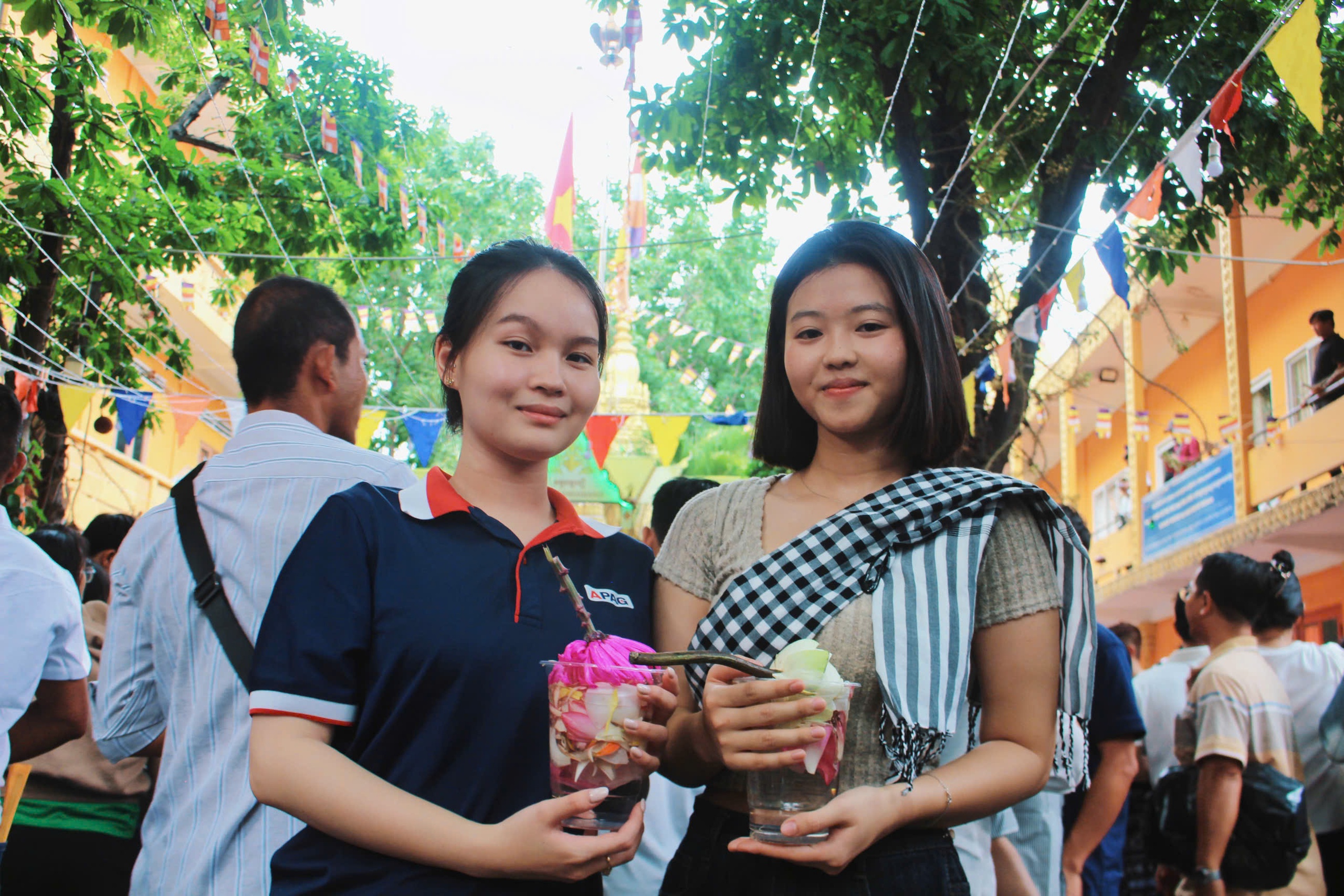 Hàng ngàn người đổ về Chantarangsay tắm Phật, té nước cầu an khép lại Tết Chol Chnam Thmay - Ảnh 11.